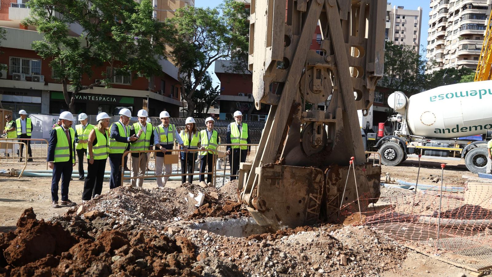 Autoridades supervisan el trabajo de una excavadora en el Metro de Málaga.