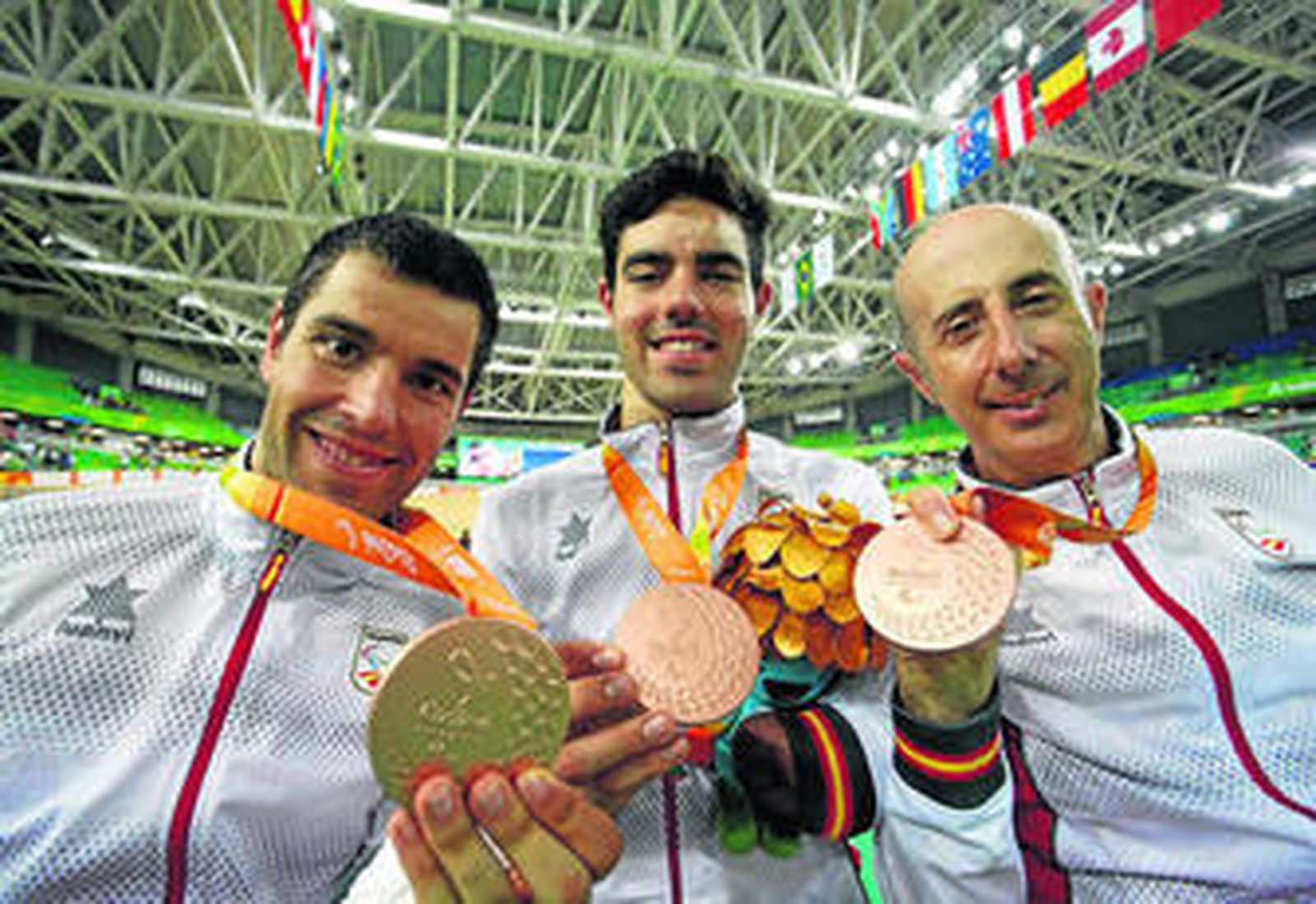 Alfonso Cabello, en el centro de la imagen, muestra la medalla conseguida junto a sus compañeros en el equipo español de persecución.