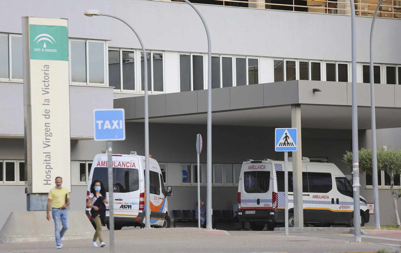 Ambulancias en el Hospital Clínico Virgen de la Victoria.