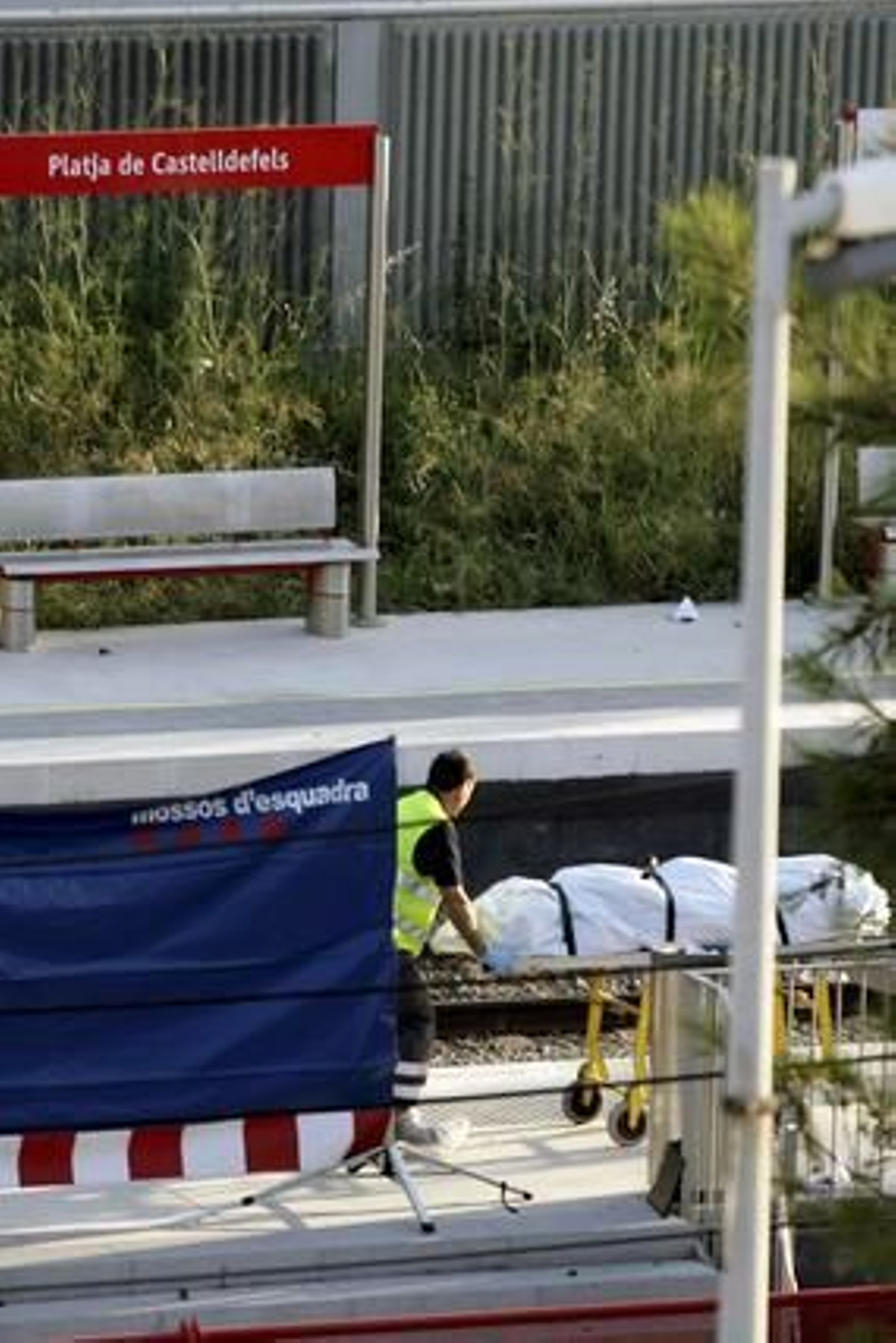 Al menos 12 personas, en su mayoría jóvenes, han muerto tras ser arrolladas por un tren en la estación de Castelldefels.   Foto: Marta Pérez, (EFE)