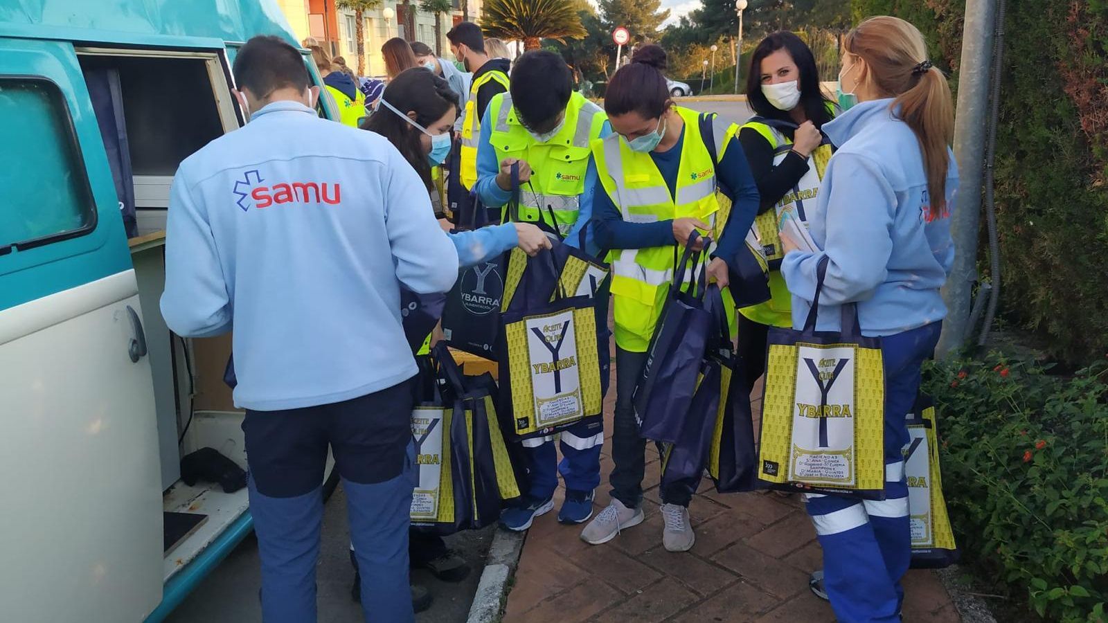 Reparto por parte de voluntarios.