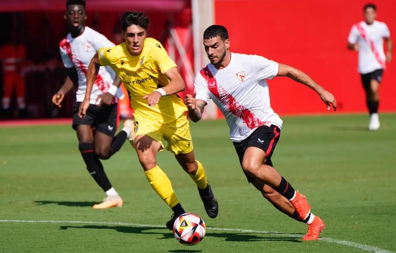 Isaac se dispone a marcar el primero de sus tres goles al Cartagena B.