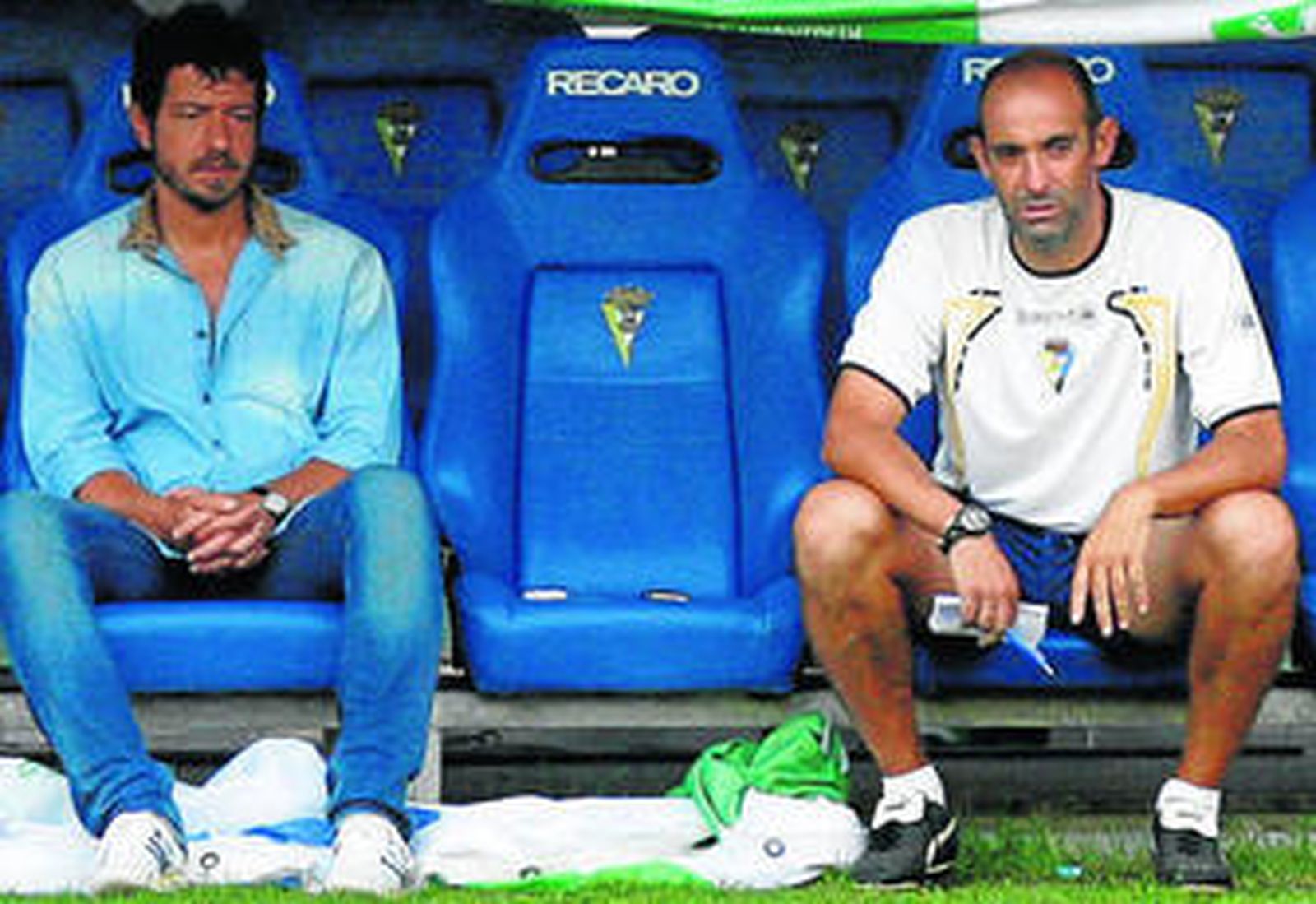 Alessandro Gaucci (i) y Alberto Monteagudo, sentados en uno de los banquillos del estadio Carranza.