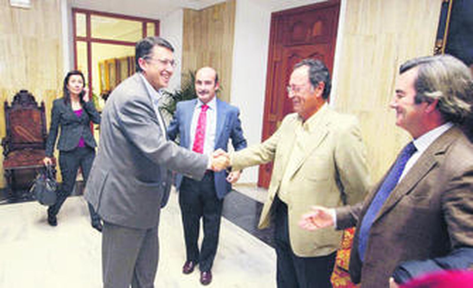 Rafael Blanco saluda a los miembros de la asamblea de Caballerizas Reales.