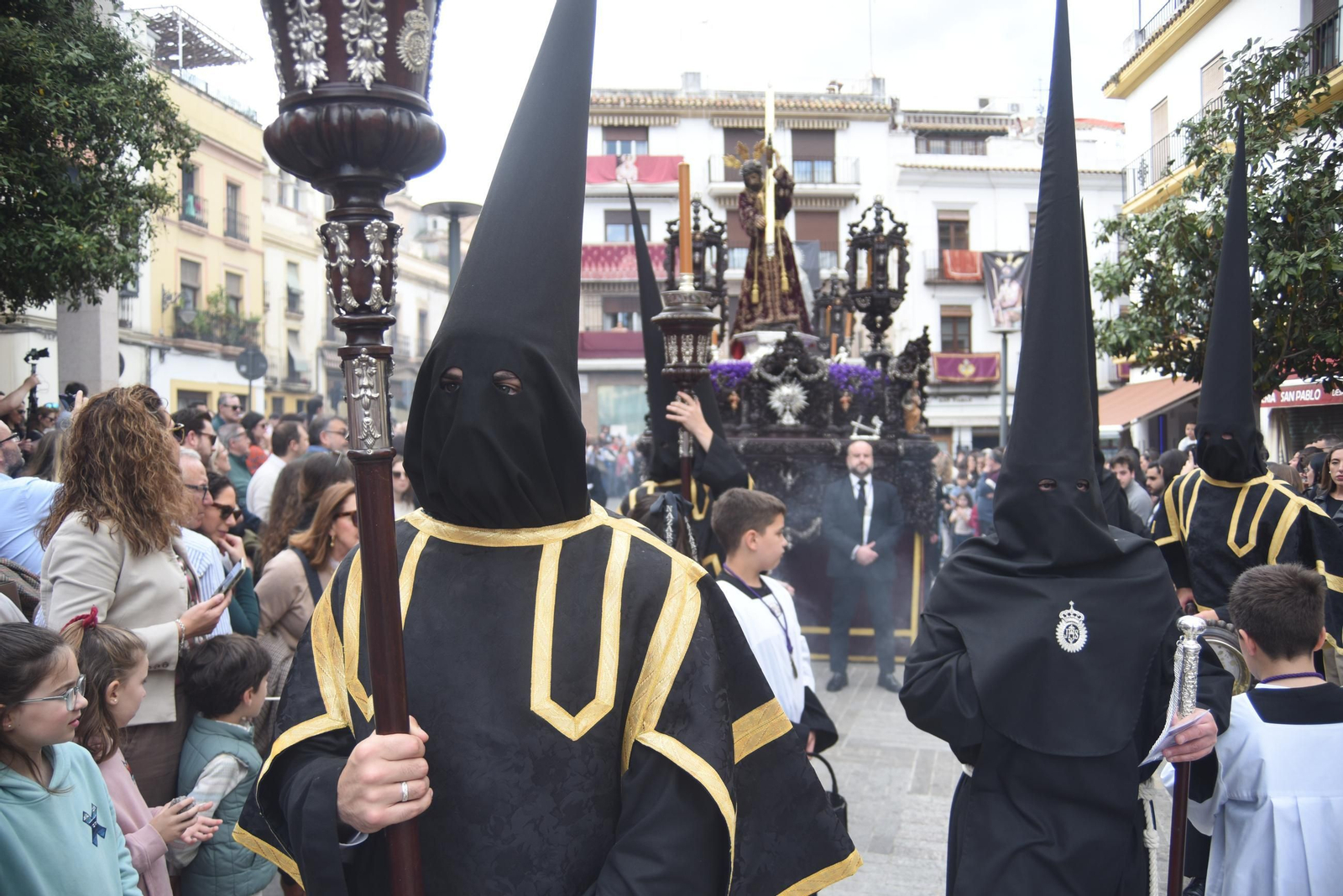 La procesión del Nazareno en este Jueves Santo de Córdoba, en imágenes