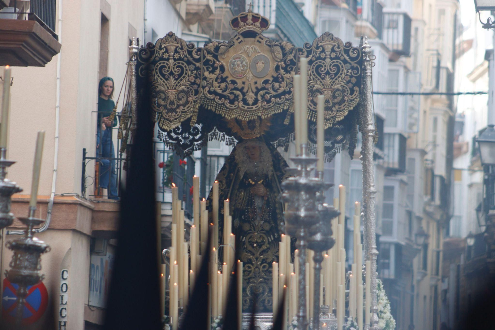 Imágenes de la procesión de la Virgen de los Dolores de Servitas en Cádiz