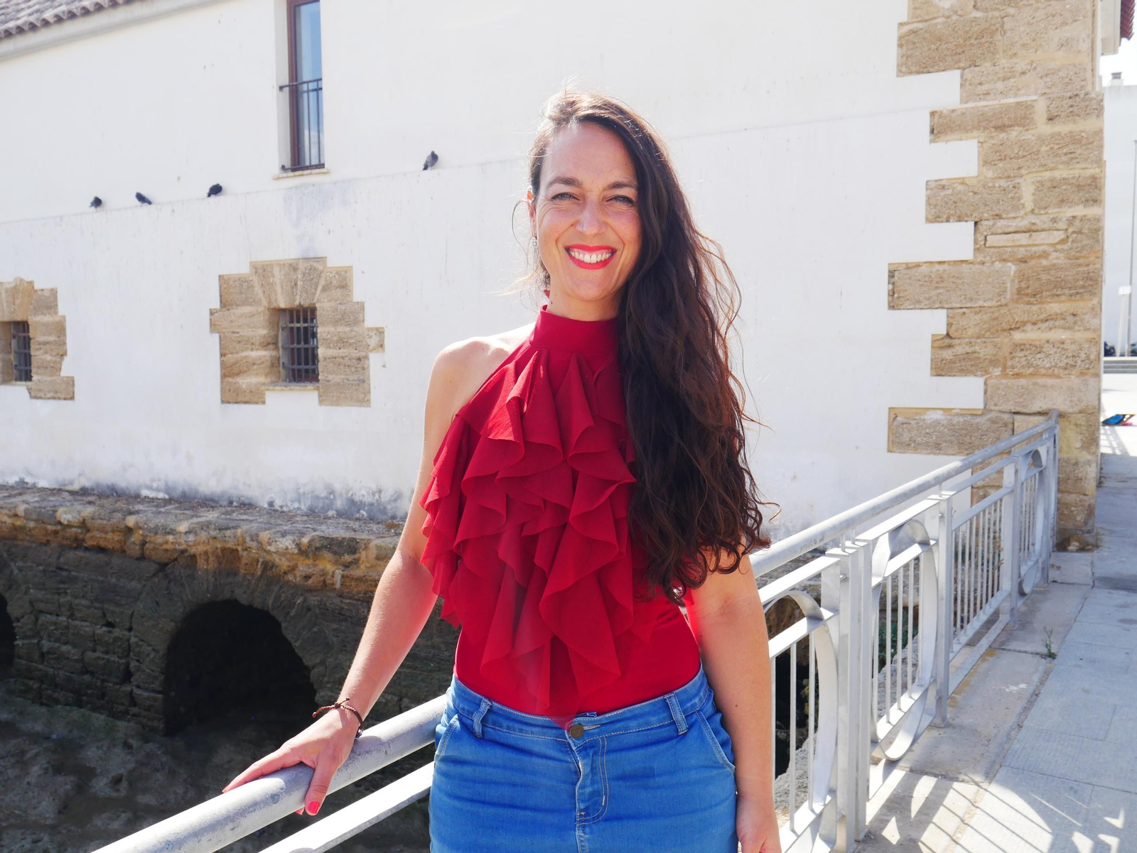 La artista, junto al Molino de Mareas del Zaporito, en su última visita a San Fernando.