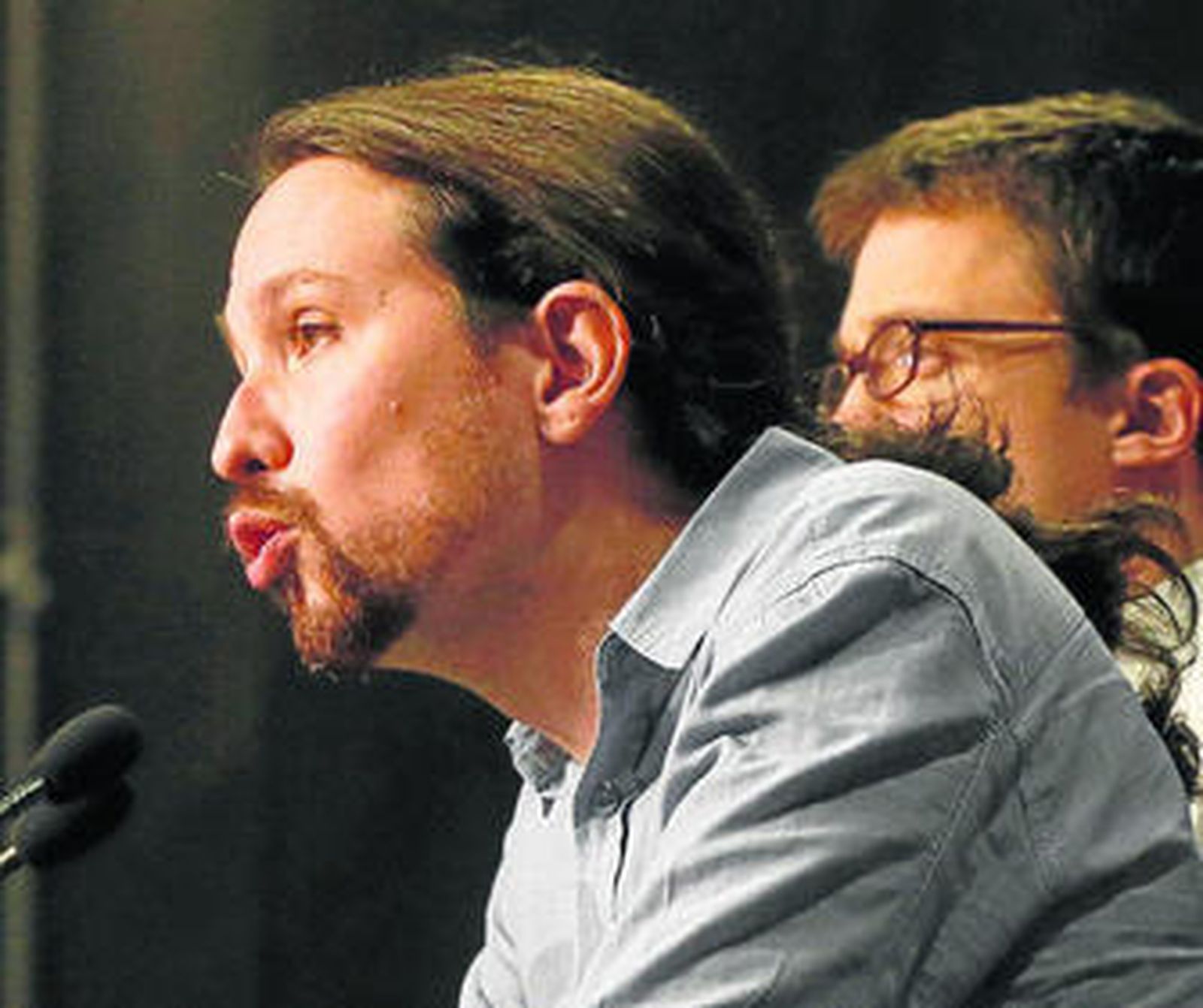 Pablo Iglesias, ante simpatizantes y periodistas anoche, en el Teatro Gayá de Madrid.