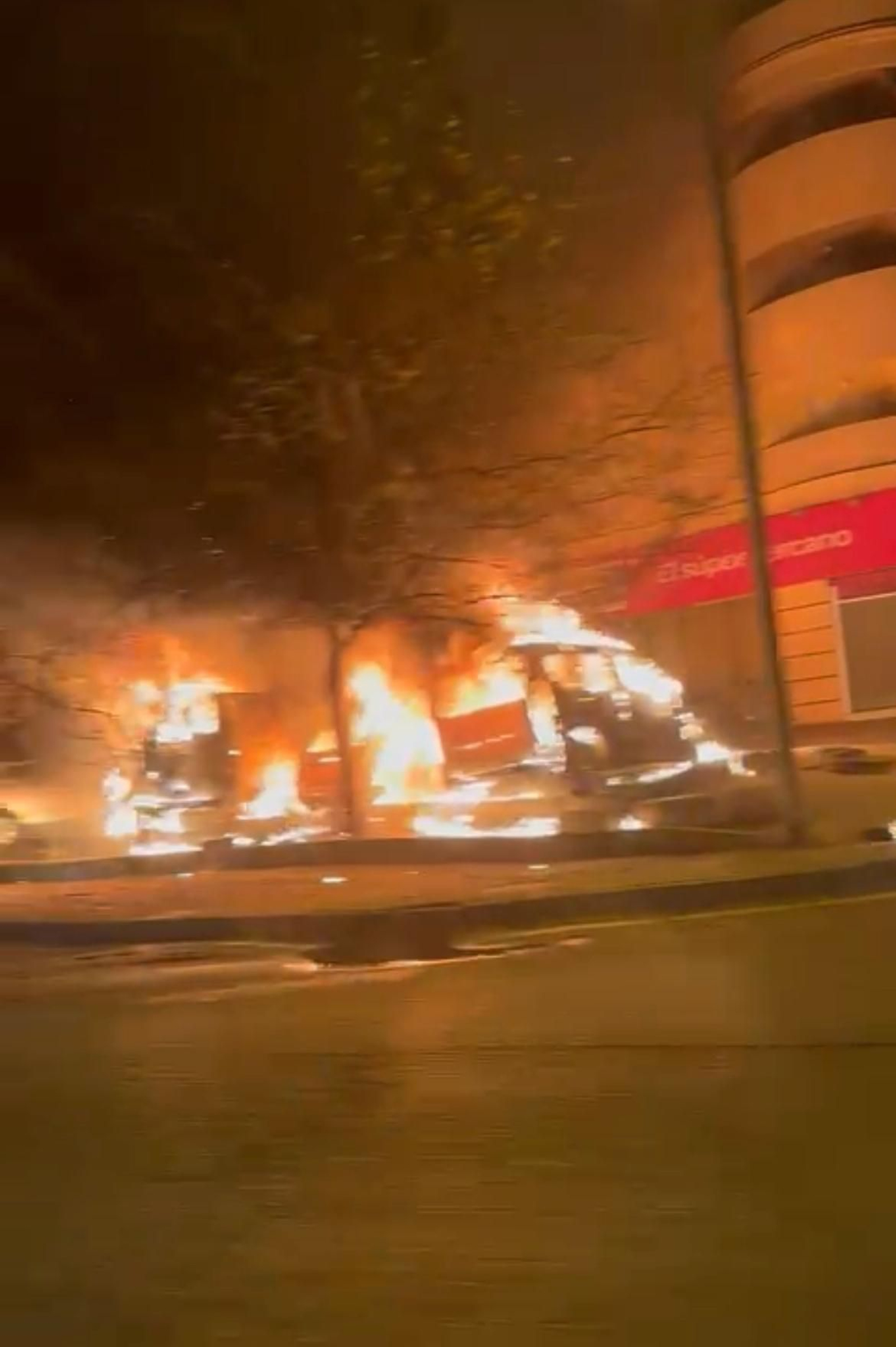 Coches ardiendo en la avenida de España, en San José Artesano.