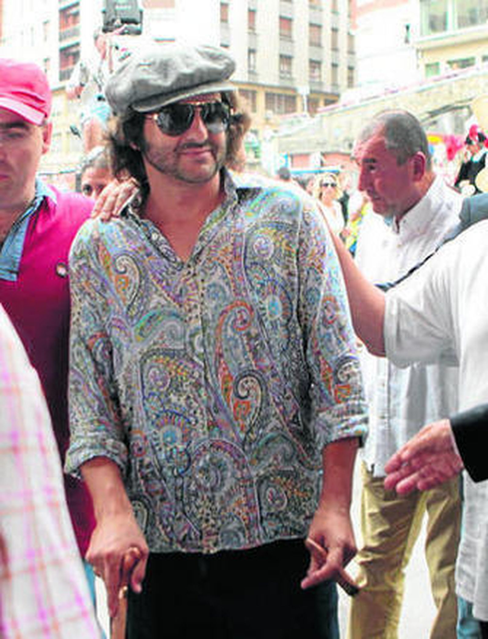 Morante, con bastón y puro, en su 'reaparición' en Bilbao, ayer.