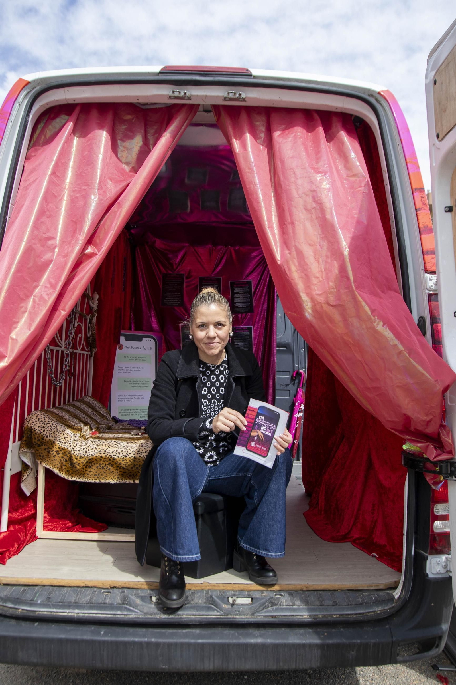 Sensibilización sobre la trata de mujeres en el IES Maestro Padilla de Almería, en imágenes