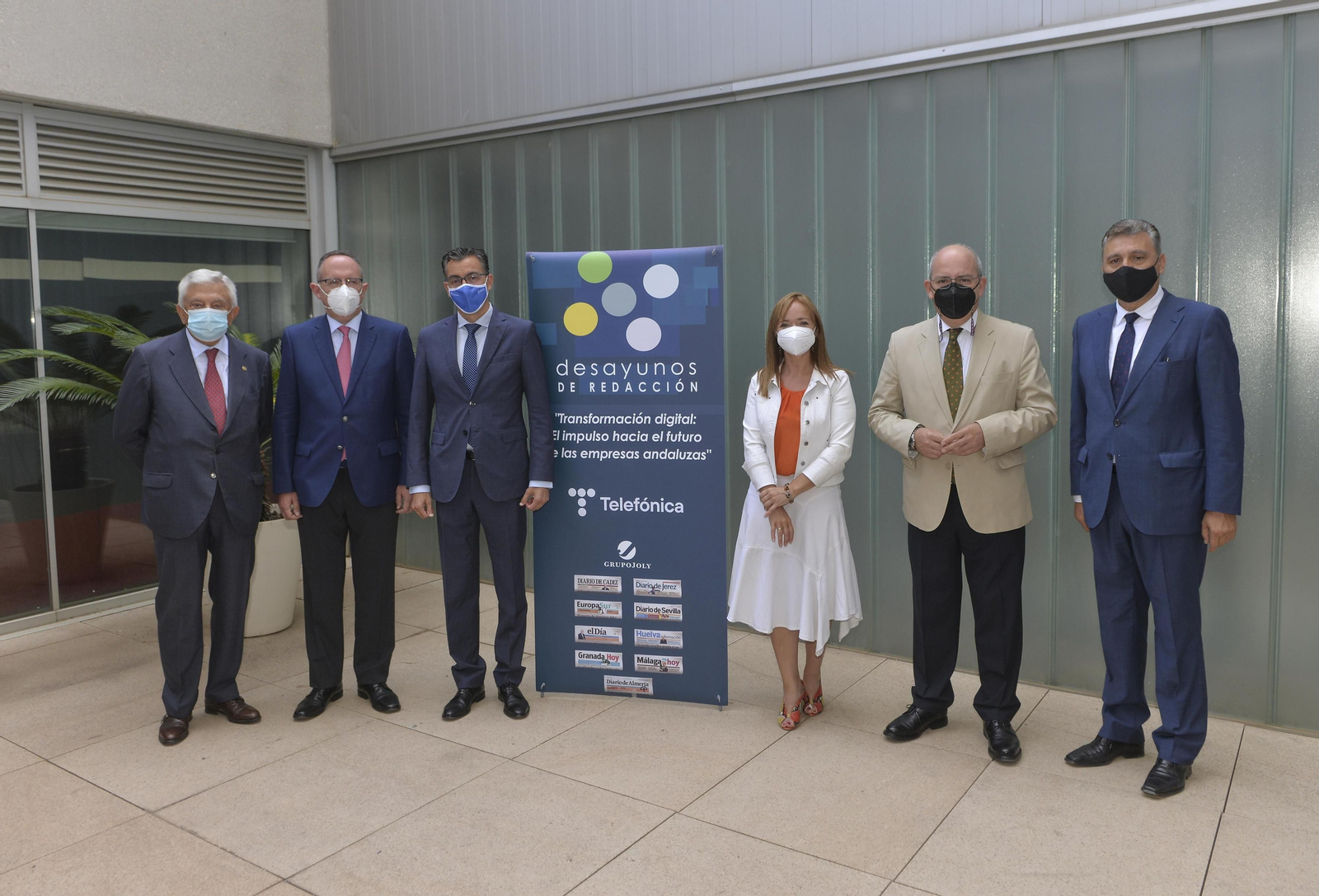 De izquierda a derecha. Francisco Herrero León, Presidente de la Cámara de Comercio de Sevilla; Joaquín Segovia, Director del Territorio Sur de Telefónica España; Magdalena Trillo, Directora de Granada Hoy y Subdirectora de Grupo Joly-Trasformación digital; Javier Sánchez Rojas, Presidente del Consejo Andaluz de Cámaras de Comercio y Presidente de la Cámara de Comercio de Jerez; y Sergio Cuberos Lara, Presidente de la Cámara de Comercio de Málaga.