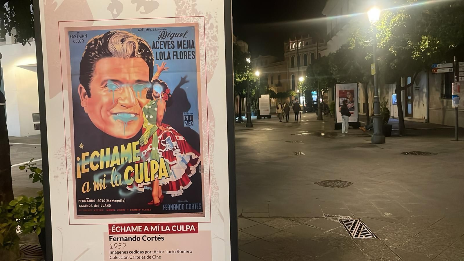 Cartel de película de Lola Flores vandalizado en la calle Larga.
