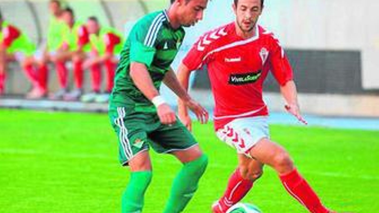 Rafa Navarro controla el balón en un duelo ante el Murcia.