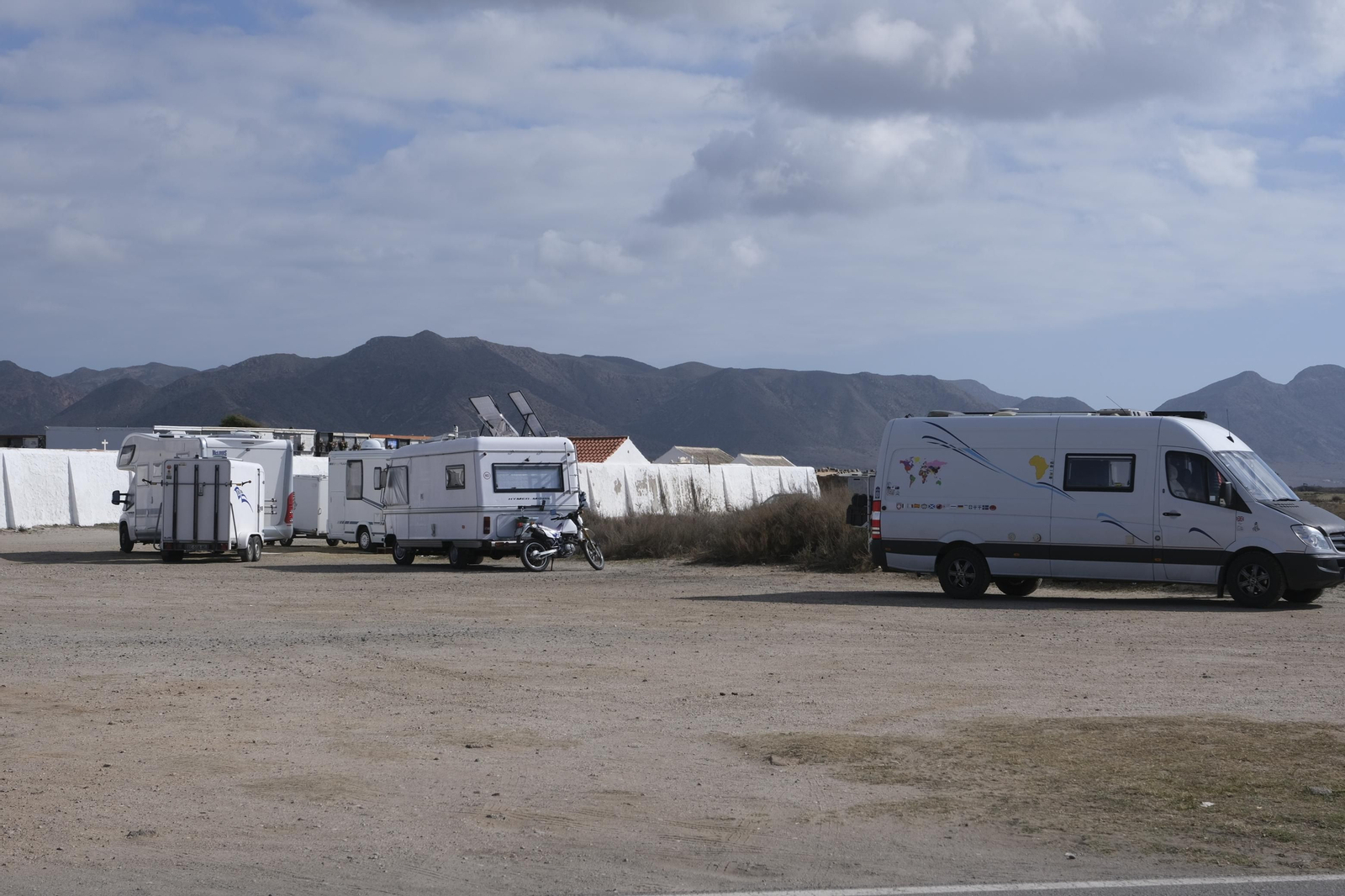 Imágenes de las autocaravanas estacionadas en Cabo de Gata.