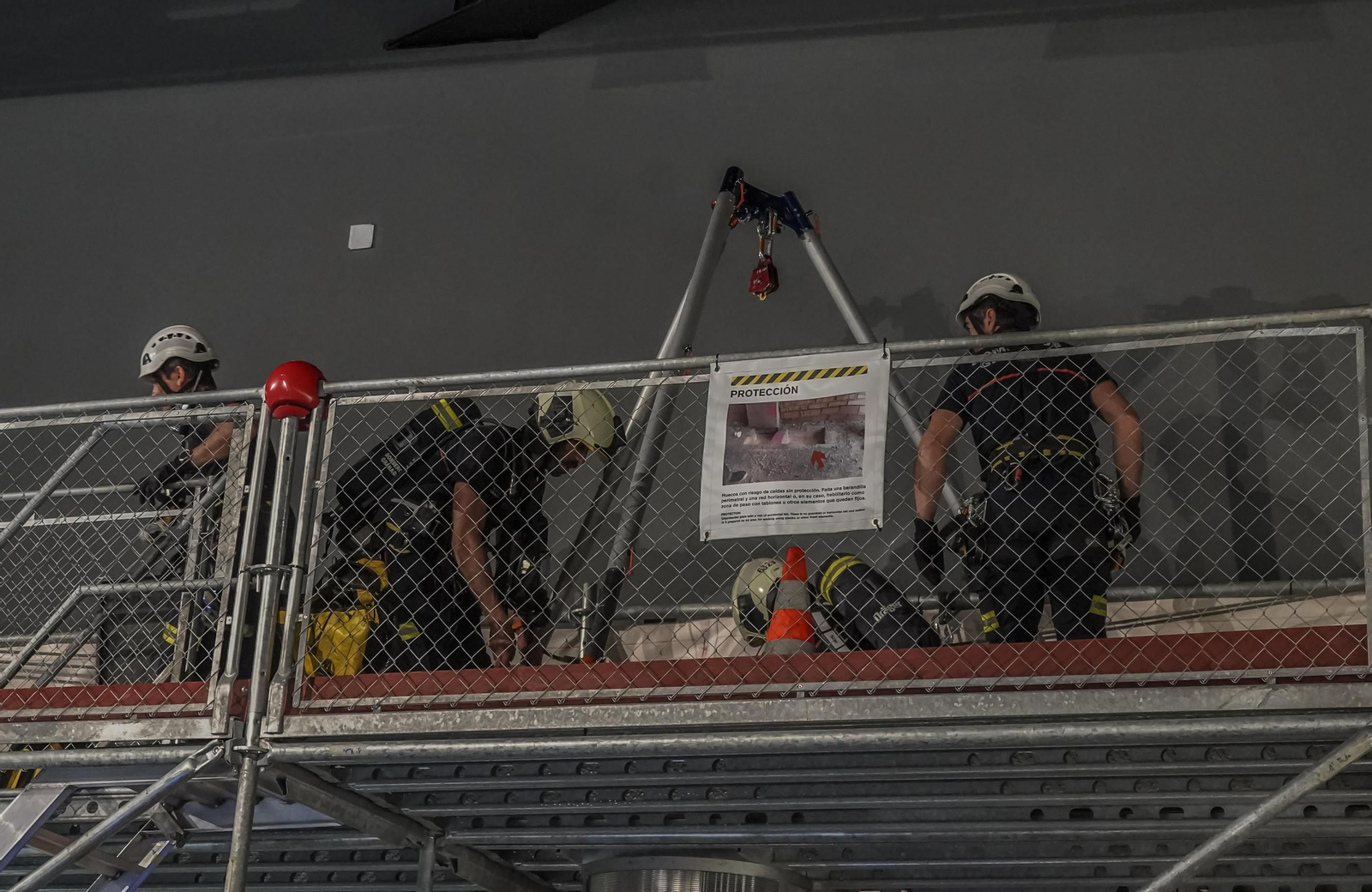 Ejercicio de rescate de víctimas en espacios confinados por los Bomberos de Granada, en imágenes