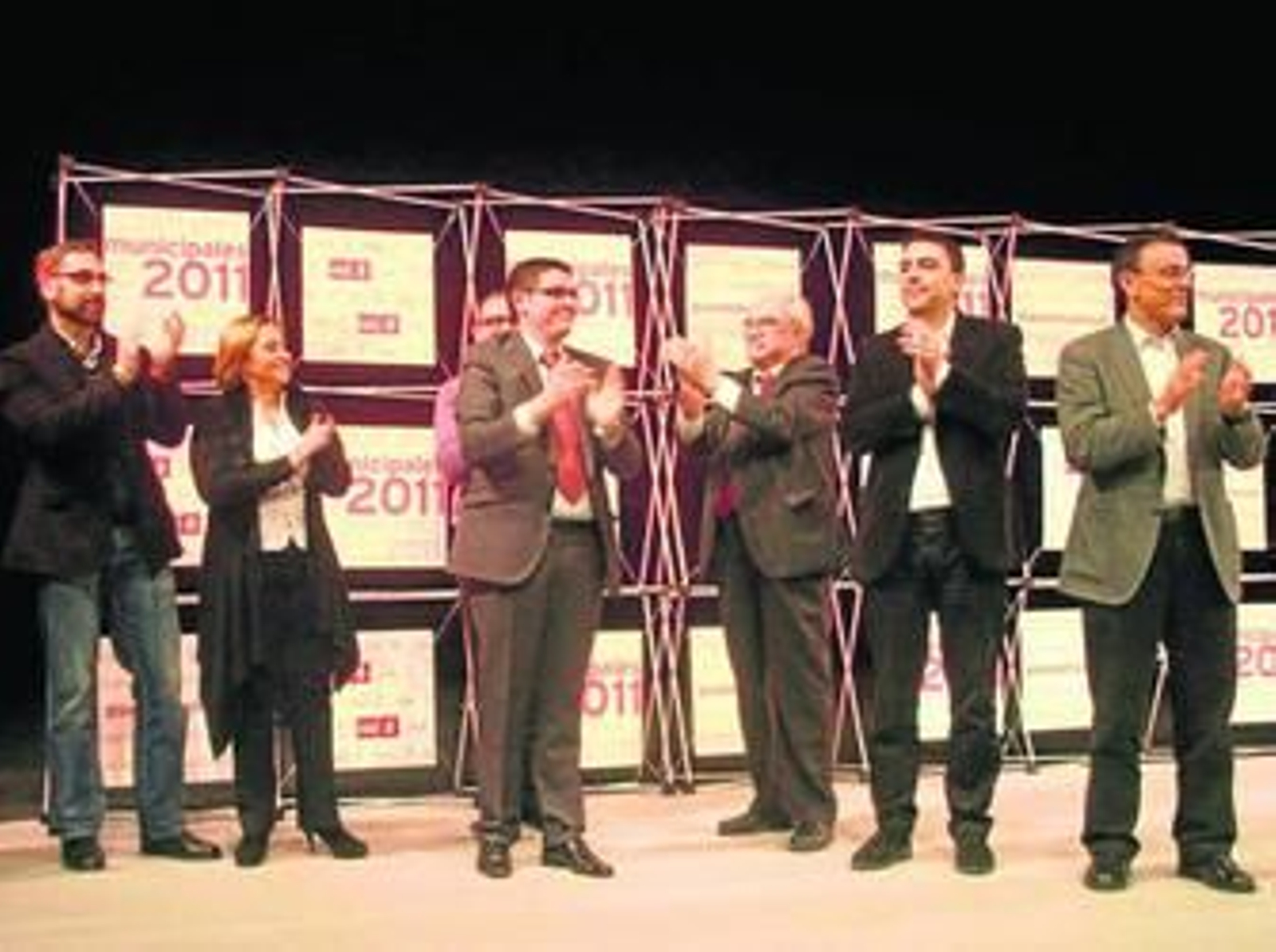 Rodríguez Castillo, Faneca, José Oria (detrás del candidato), Millán, Caraballo y Mario Jiménez aplauden a Iván Vázquez.