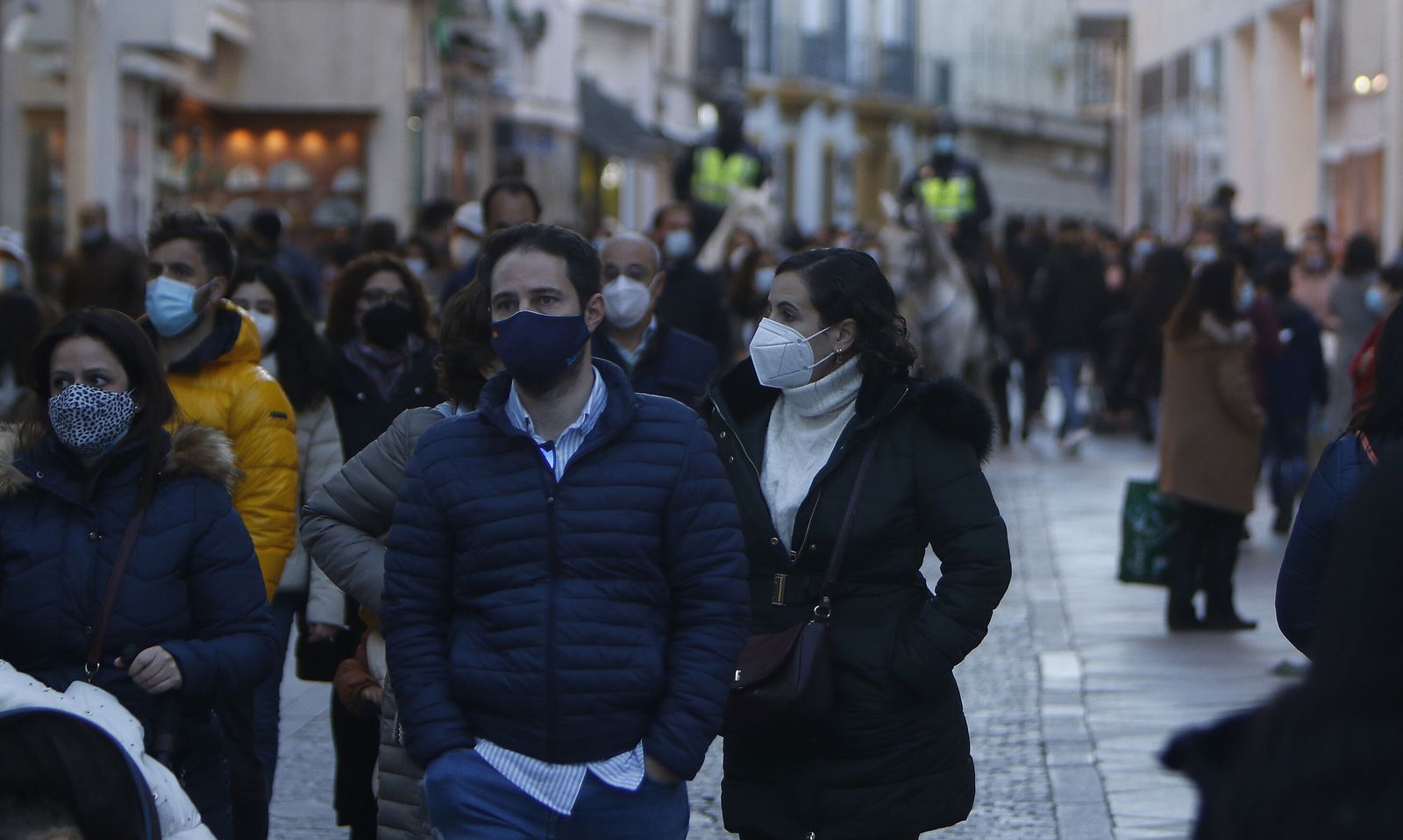 Gente paseando por el centro de Sevilla.