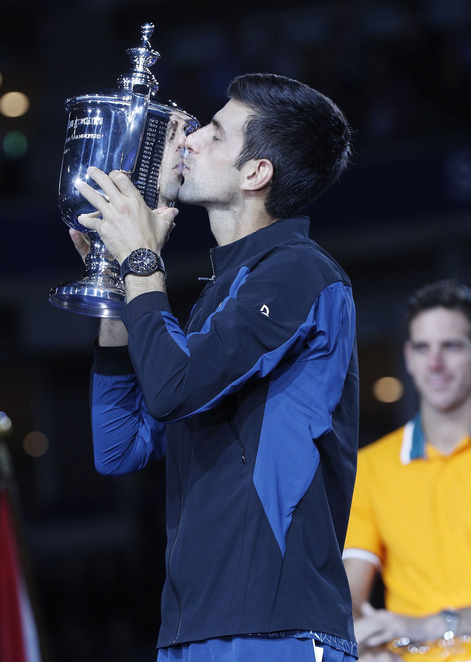 Djokovic besa la copa de campeón del US Open.
