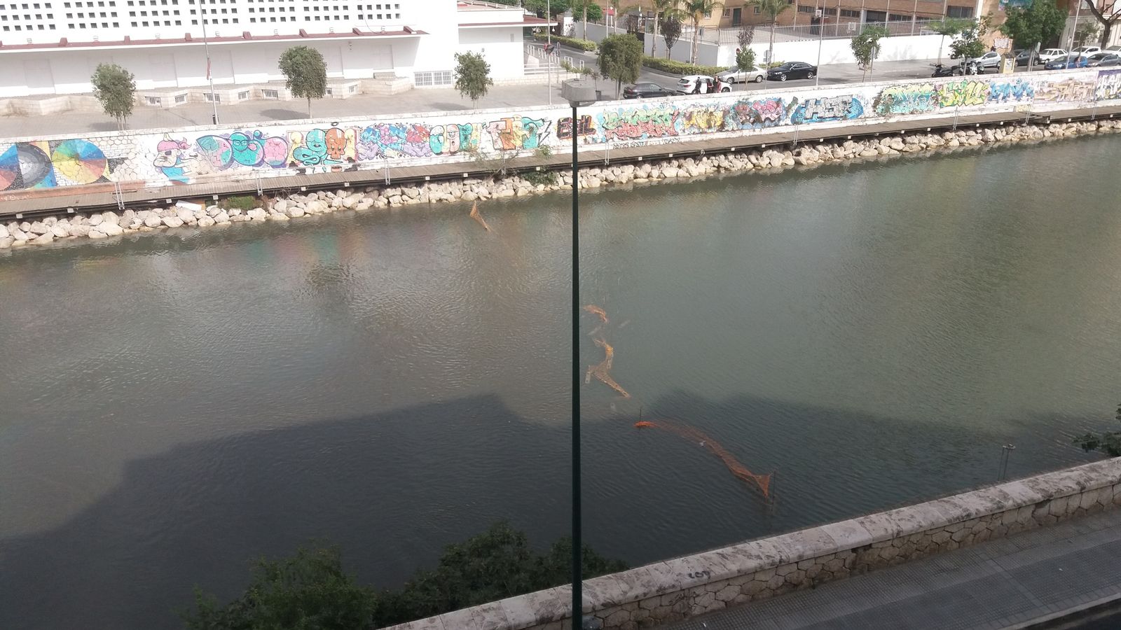 El muro de contención, cubierto por la marea