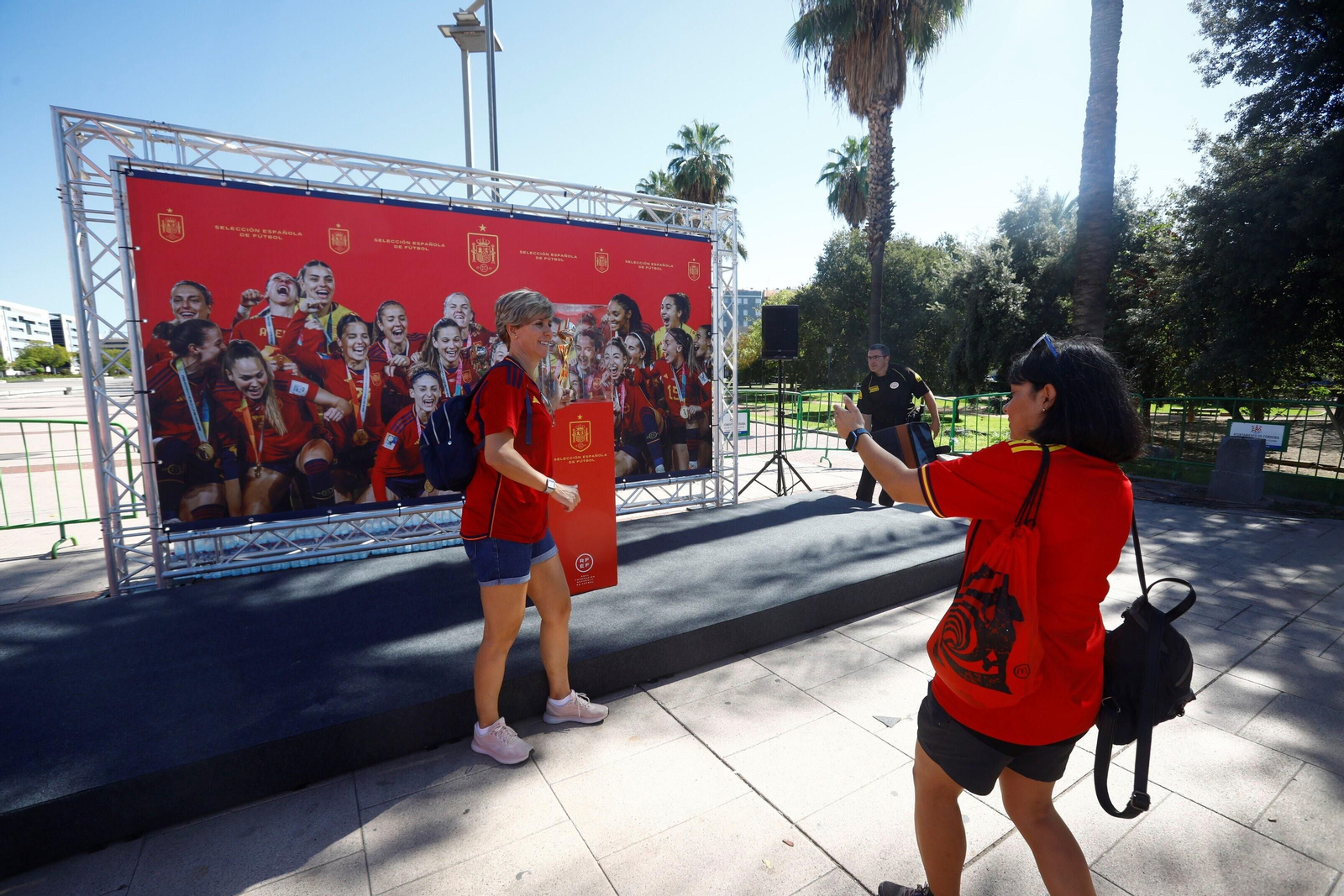 Córdoba se divierte en la 'Fan Zone' previa al partido de España ante Suiza, en imágenes