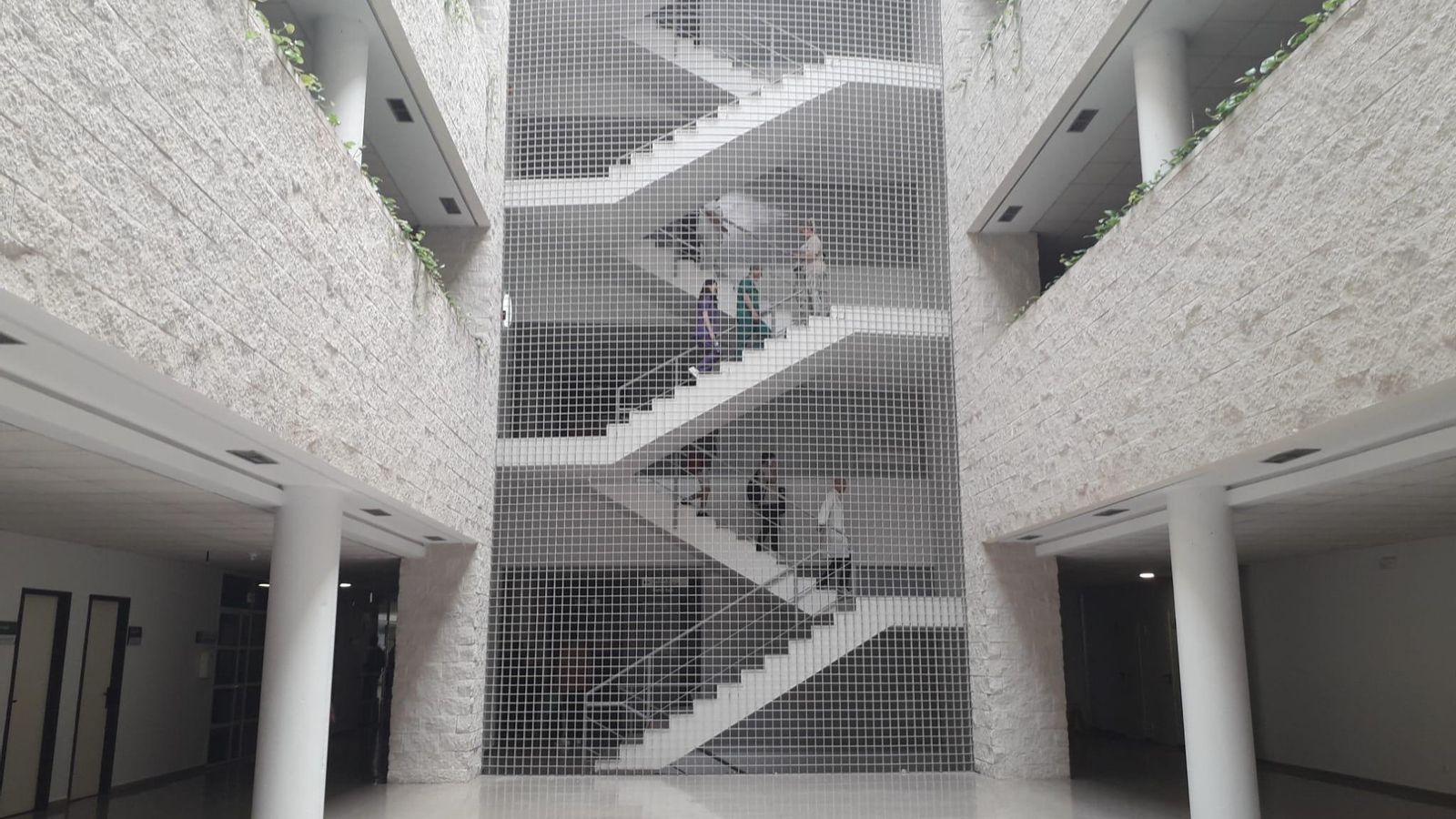 Interiores del hospital Juan Ramón Jiménez en el momento del apagón de este lunes.