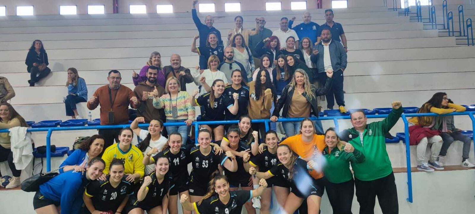 Jugadoras, técnicos, directiva y afición celebran la clasificación