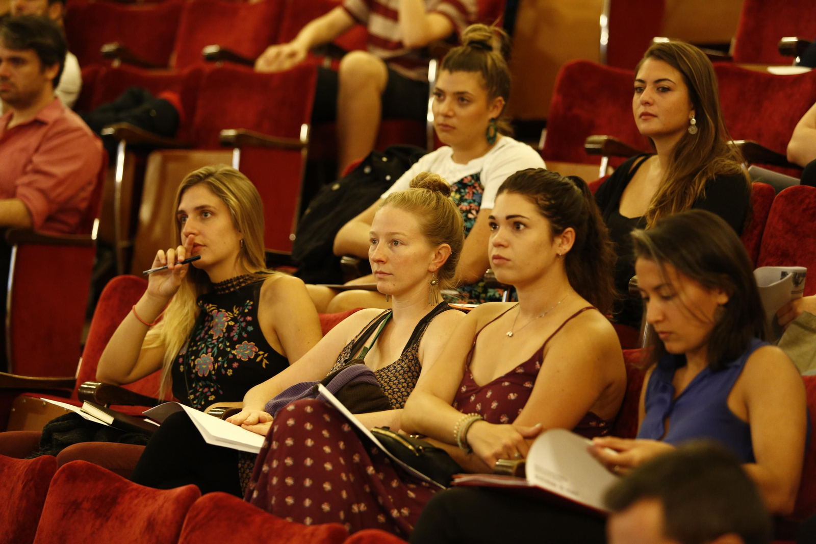 Recibimiento a un grupo de auxiliares de conversación en el Espacio V Centenario, en una imagen de archivo.