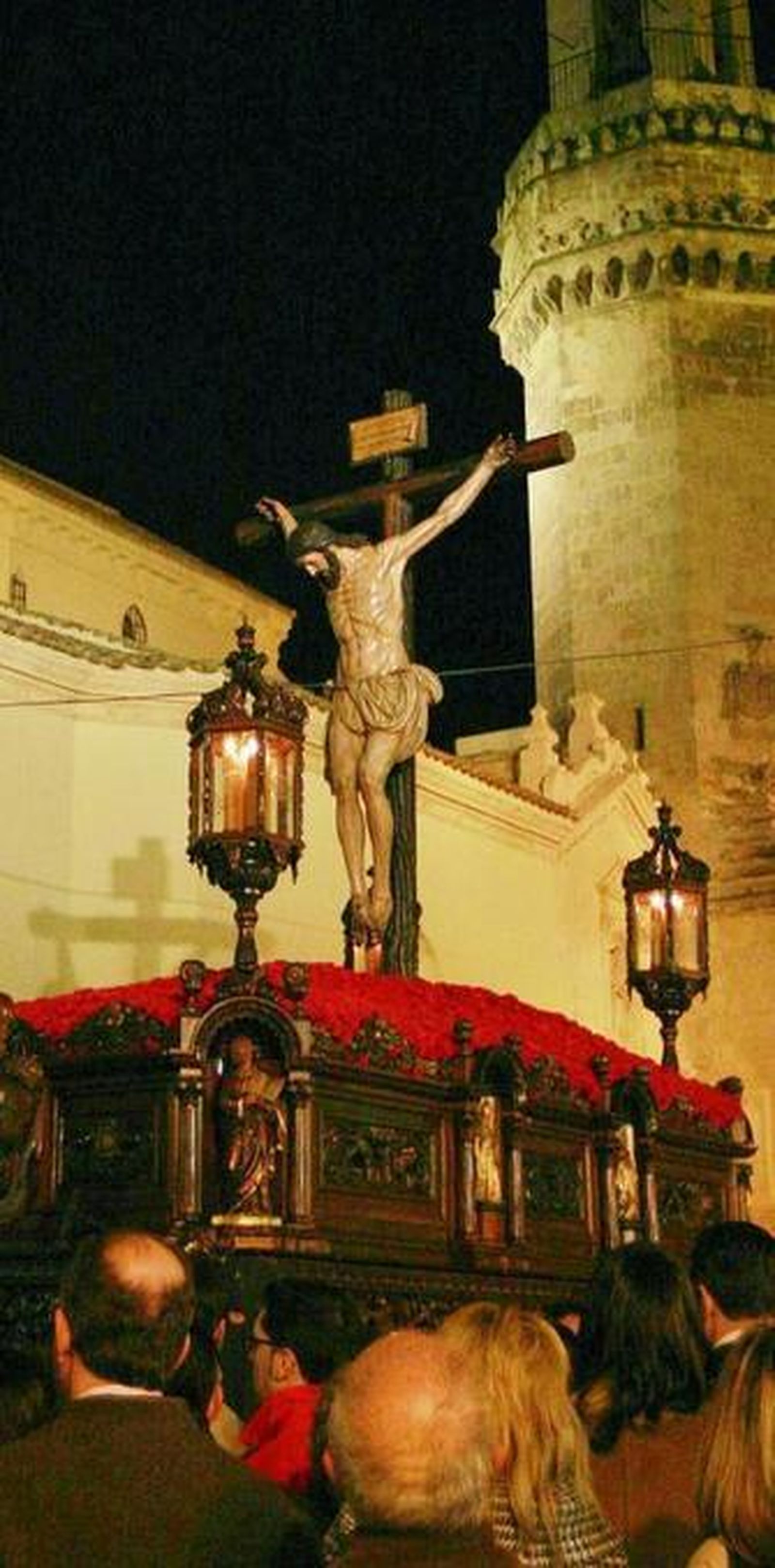 El Cristo de la Buena Muerte, tras abandonar la iglesia de San Hipólito.