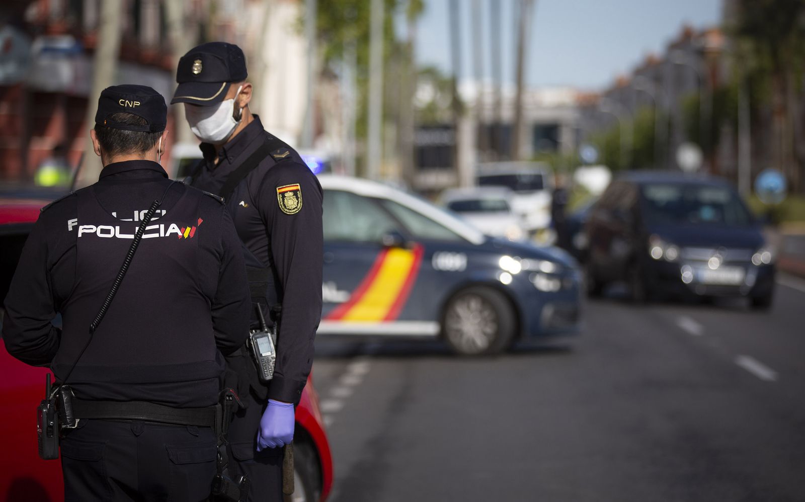 Dos  policías nacionales, durante un control reciente en Dos  Hermanas.