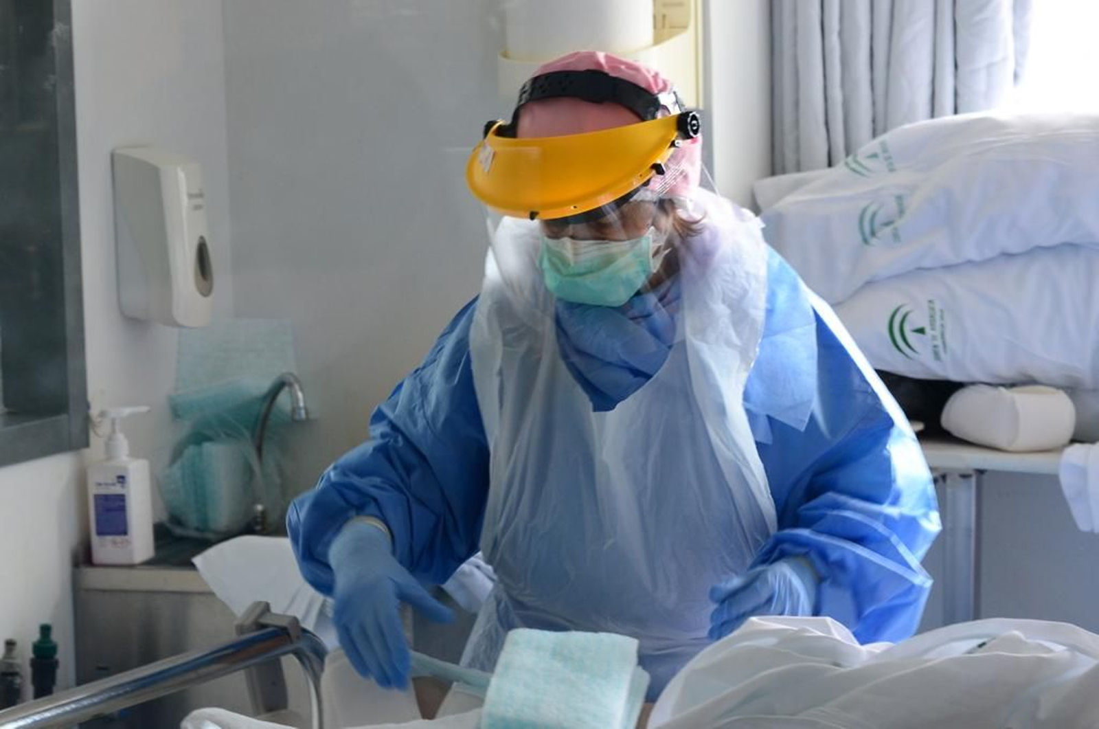 La lucha contra el coronavirus desde la UCI del Reina Sofía, fotografiada por sus profesionales