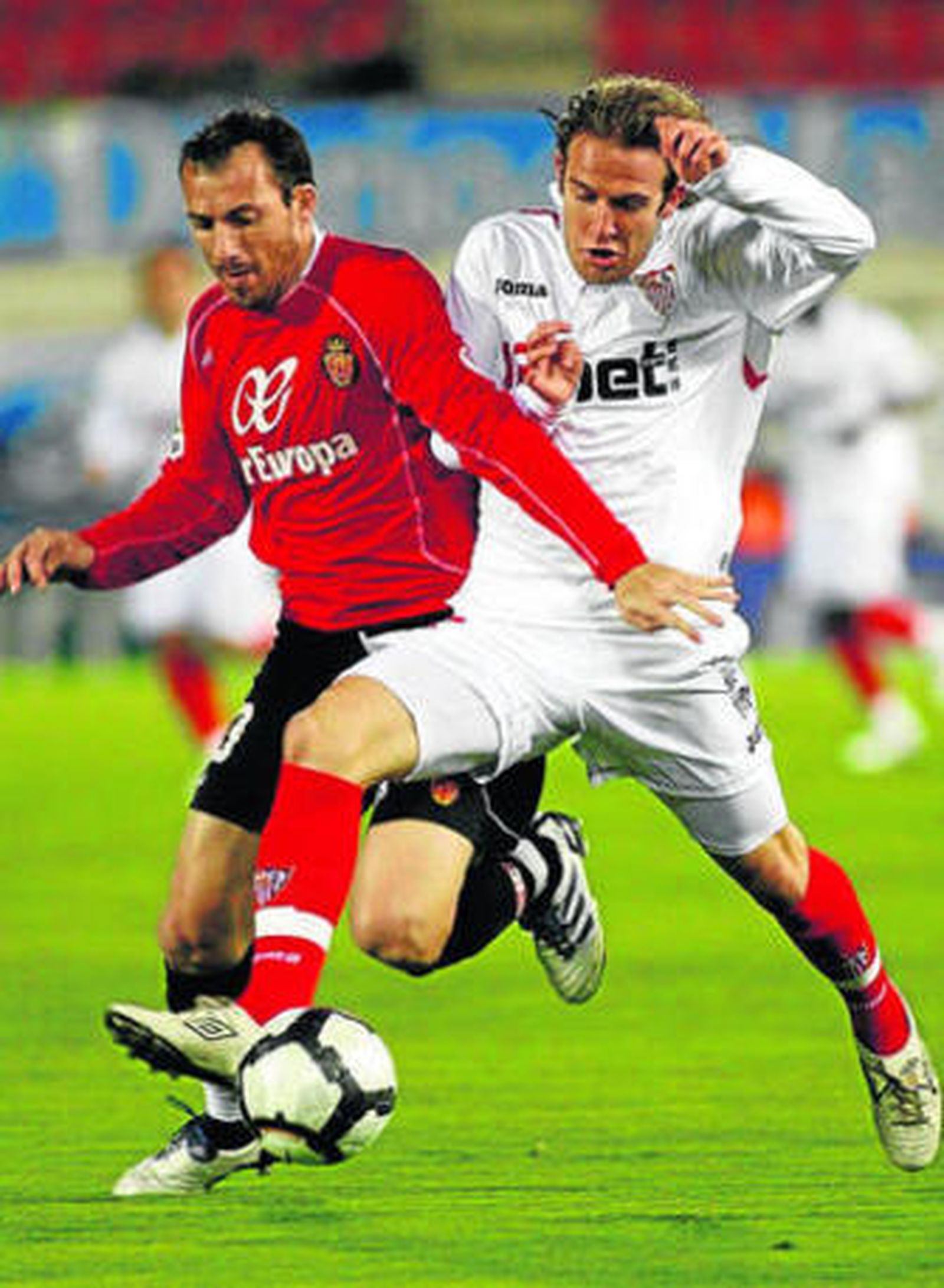 Capel y Josemi pugnan por un balón durante el partido de ayer.