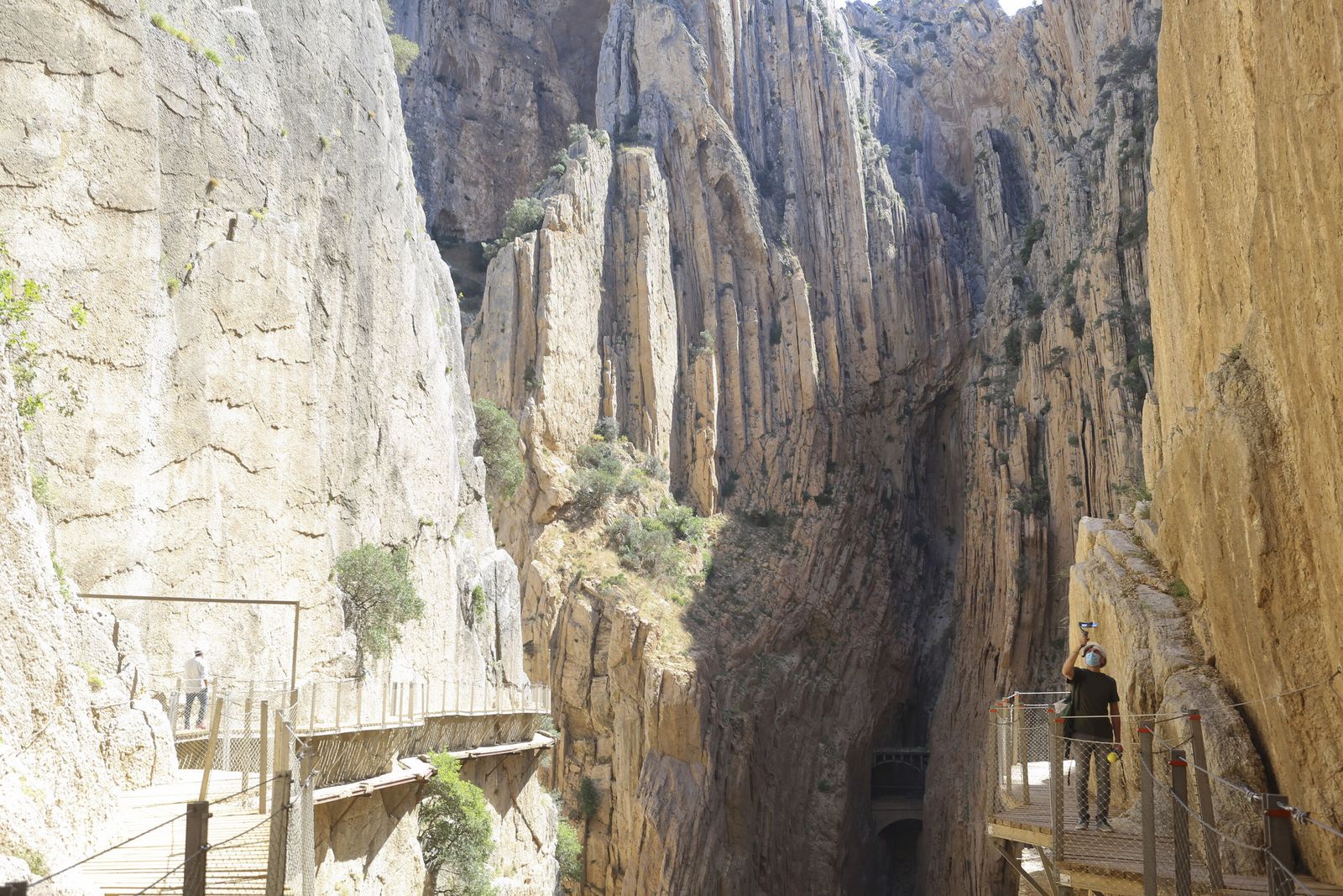 Un visitante toma una fotografía en el Caminito del Rey.