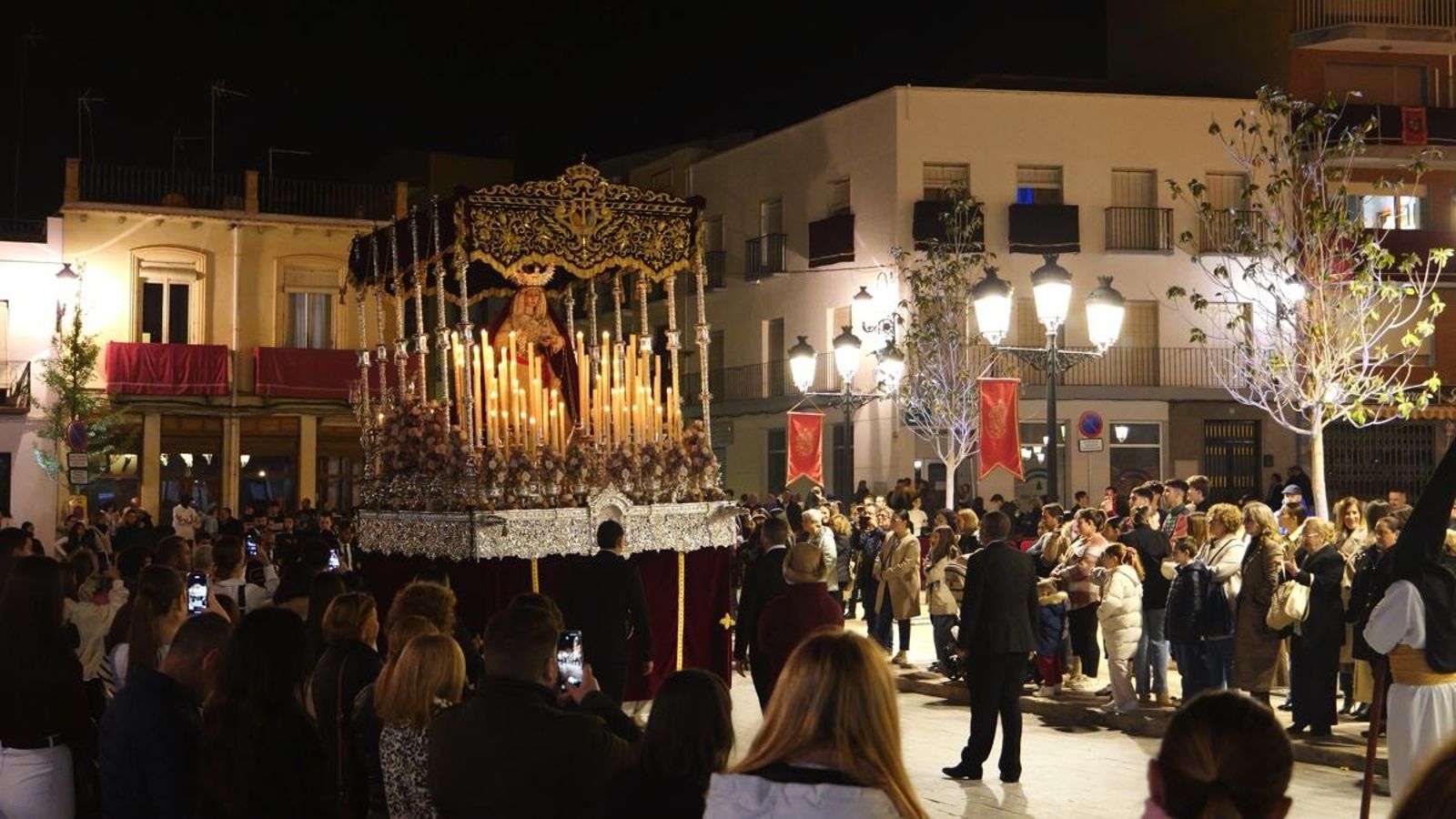 El paso de palio de la Amargura estrenó piezas de candelería este Miércoles Santo.