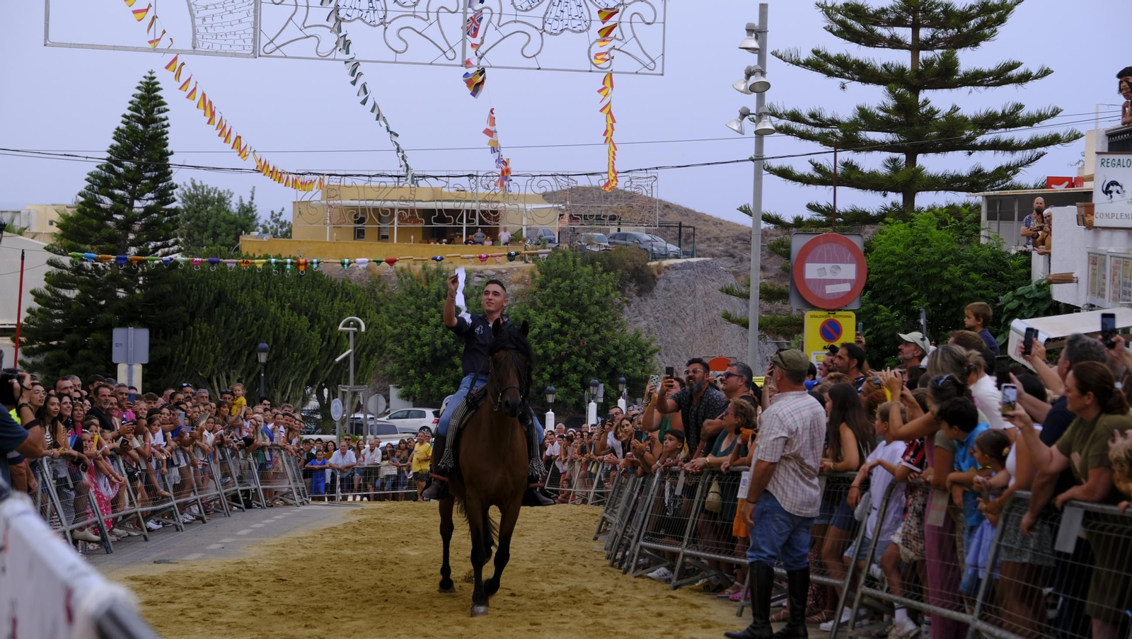 La popular carrera de cintas a caballo de las Fiestas de Mojácar, en imágenes