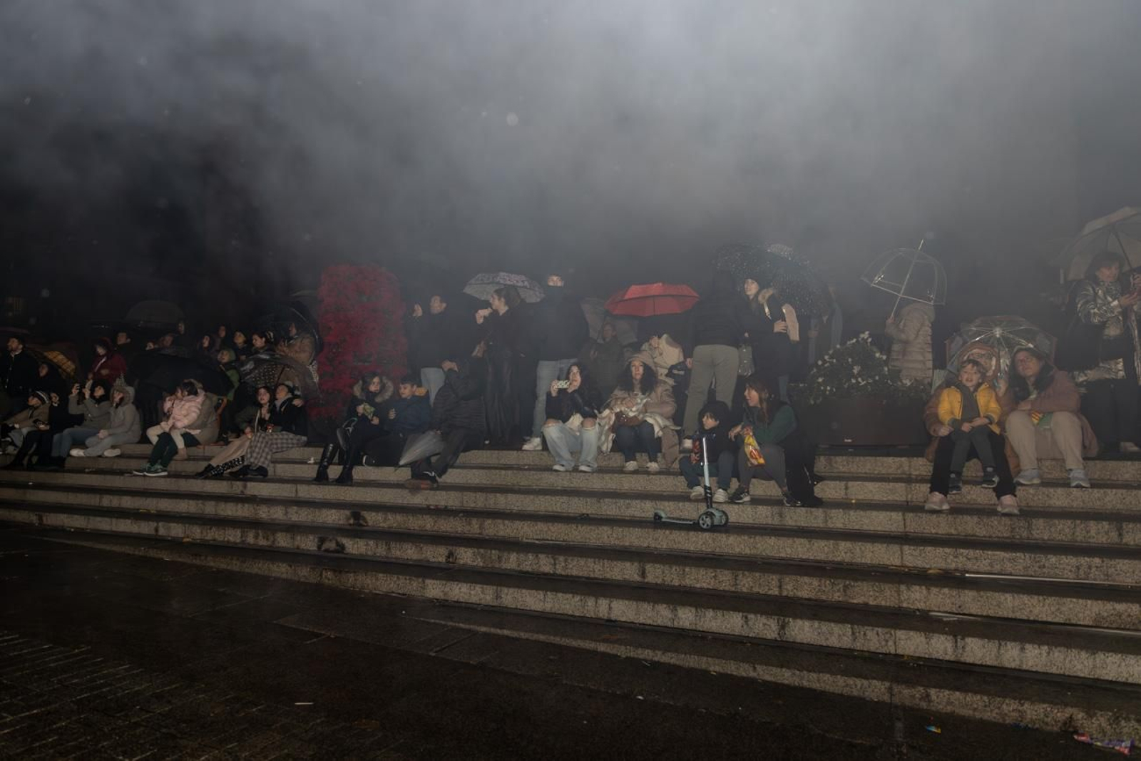 Los jiennenses disfrutan del centro de la ciudad, rodeados de un ambiente navideño
