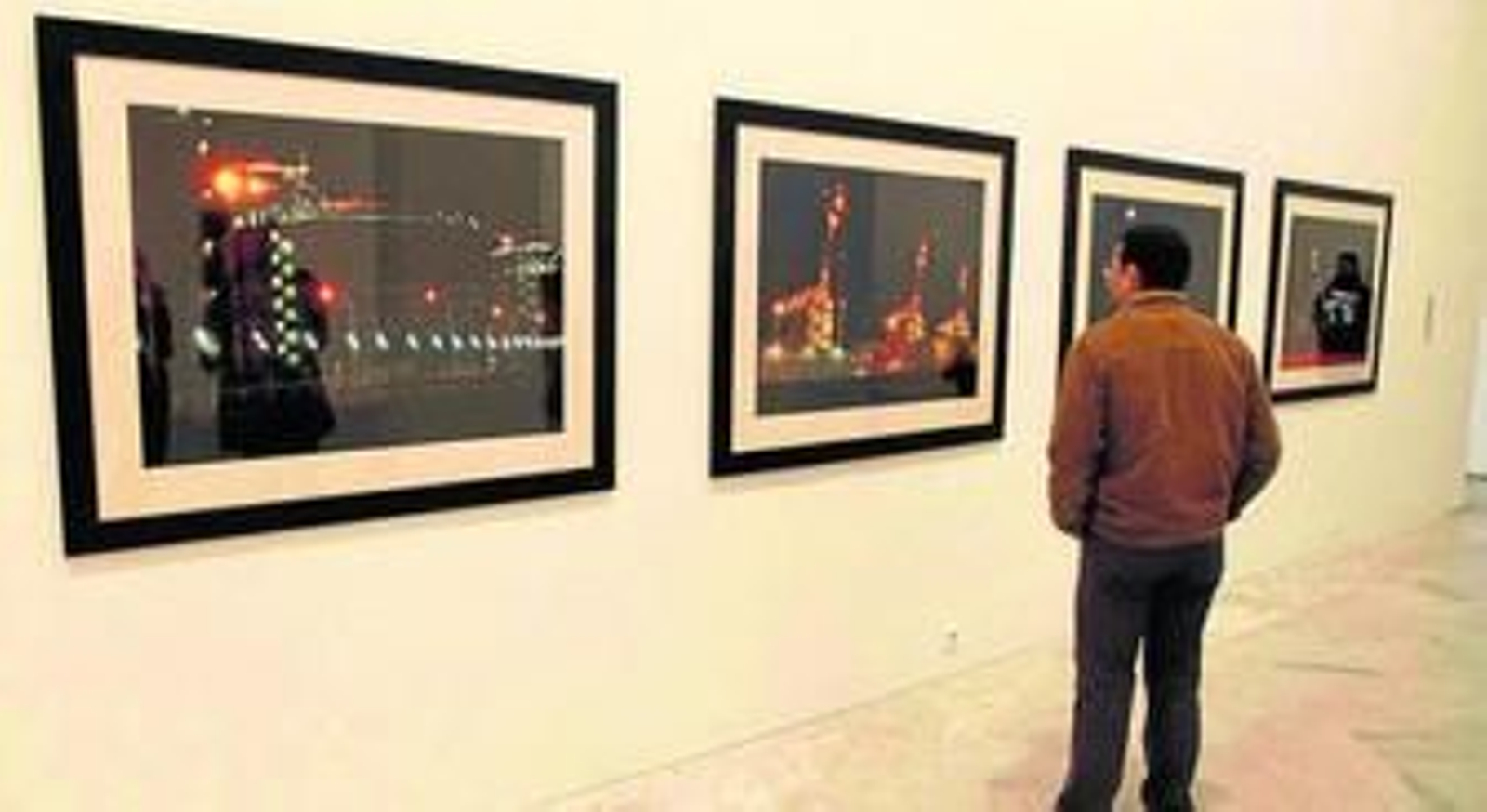 1. Rafael Agredano (Córdoba, 1955), ante 'Avignon People', su irónica relectura de 'Las señoritas de Avignon' de Picasso, incluida en su serie de homenaje a Max Jacob, 'Los sucesos de Avignon según la narración del marinero'. 2. 'La chambre en noir', otra de las obras del artista afincado en Sevilla que recoge la exposición 'Prólogos'. 3. Un visitante contempla las fotografías de la serie 'Escenas pastorales del sur galante', en la que Agredano sobrepone algunos pasajes del 'Platero y yo' de Juan Ramón Jiménez sobre imágenes nocturnas del Polo Químico de Huelva.