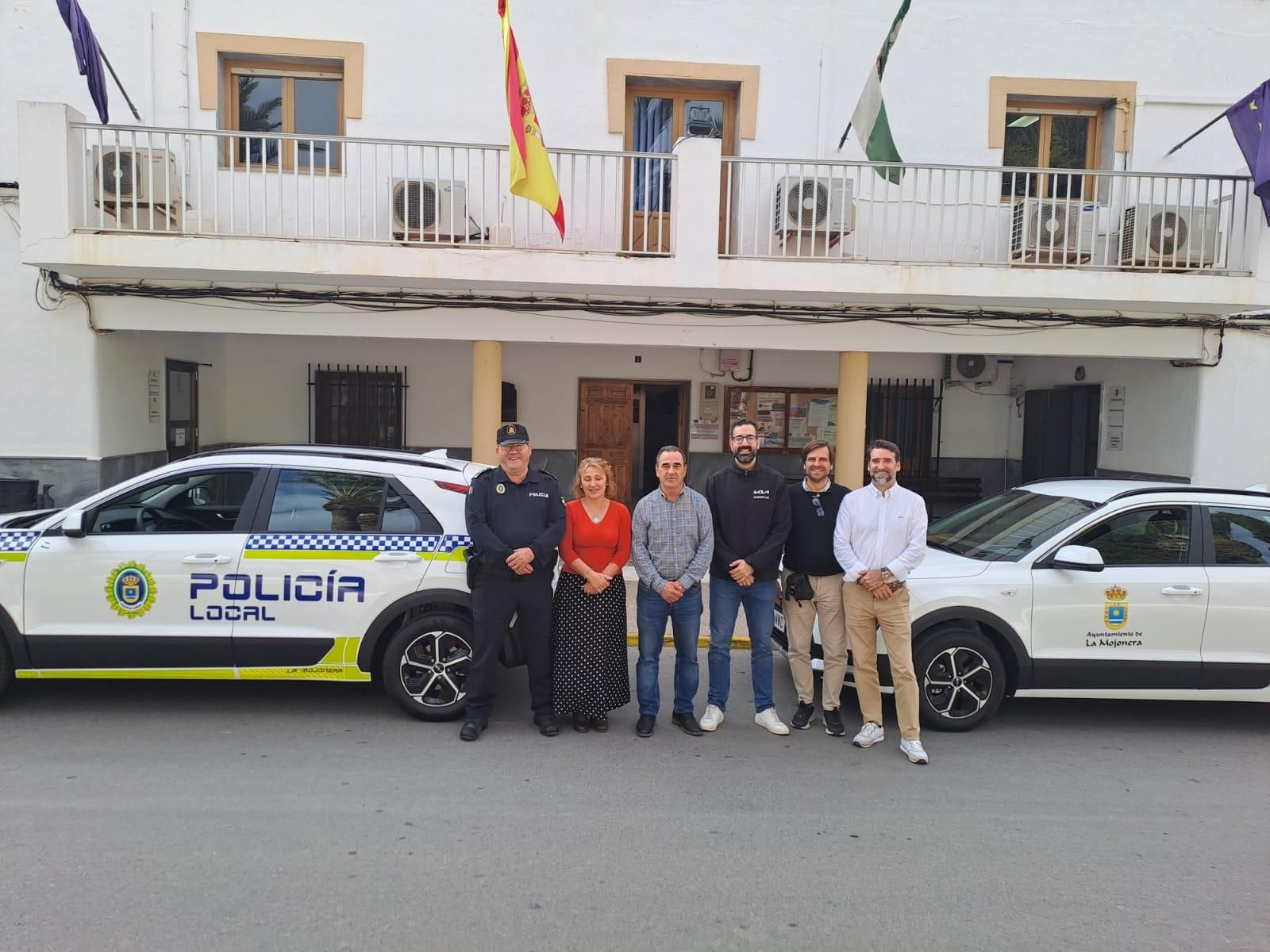 Alcalde, ediles y Policía Local junto a los dos nuevos vehículos híbridos. Alcalde, ediles y Policía Local junto a los dos nuevos vehículos híbridos.