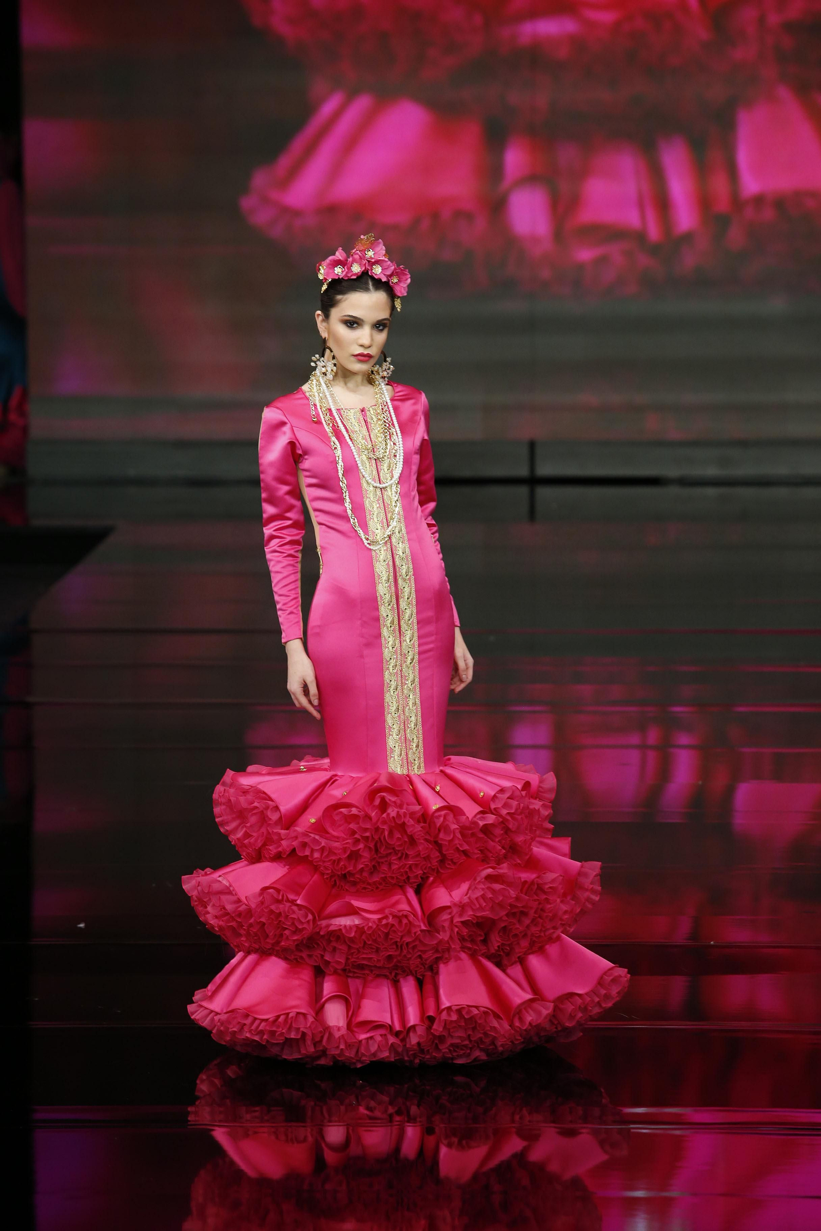 Potente despliegue visual de Calandria sobre la pasarela de Sevilla.