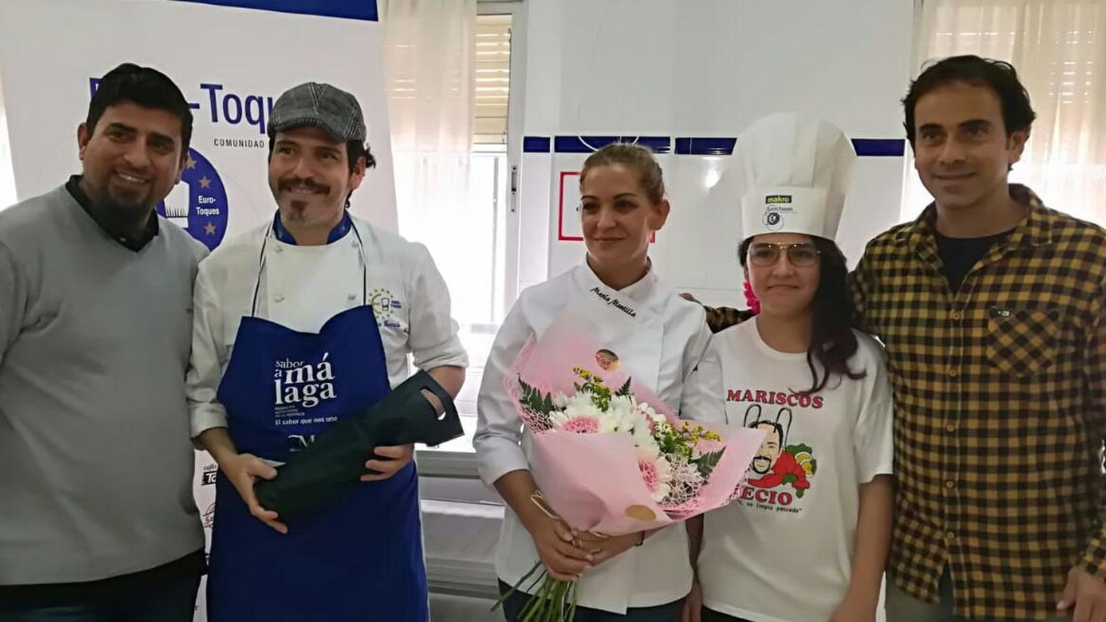 Los cocineros Sergio Garrido y María Montilla con obsequios entregados por los alumnos.