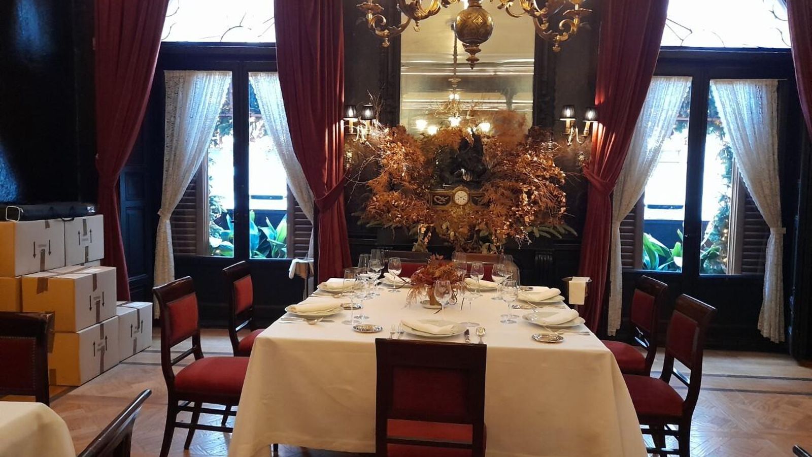 El salón principa del Lhardy, fiel al estilo con que nació este establecimiento