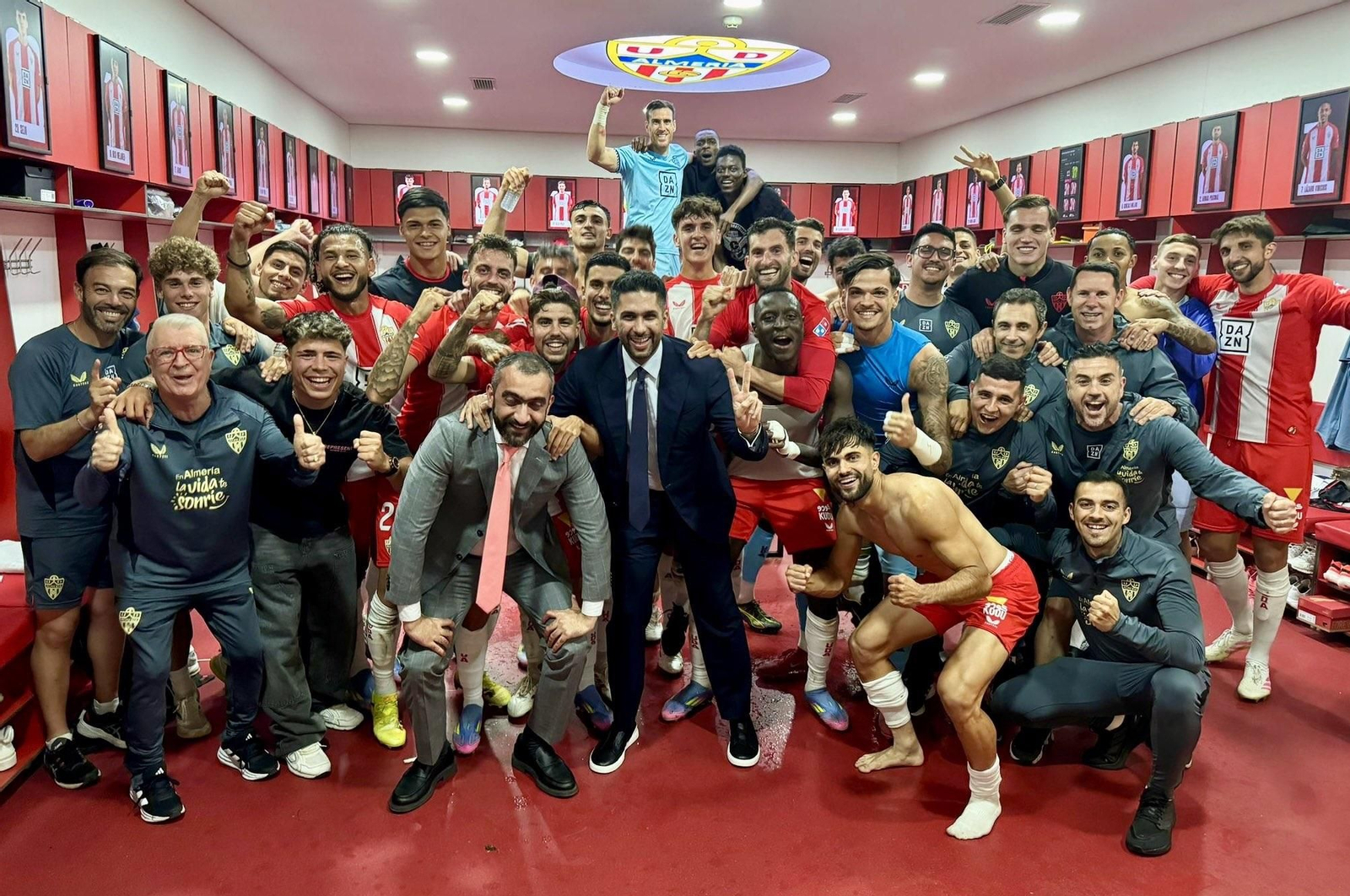 Al-Khereiji celebró junto a El Assy la victoria de su nuevo equipo ante el Racing en el vestuario