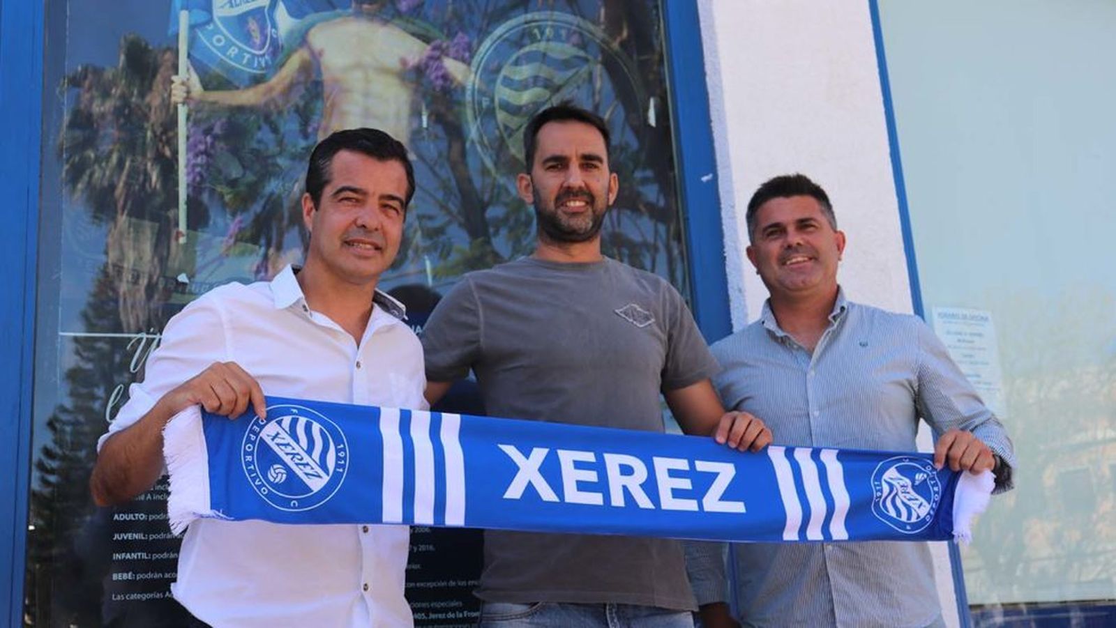 Pérez Herrera, Juan Antonio Pedrosa y Juan Carlos Ramírez posan con una bufanda azulina.