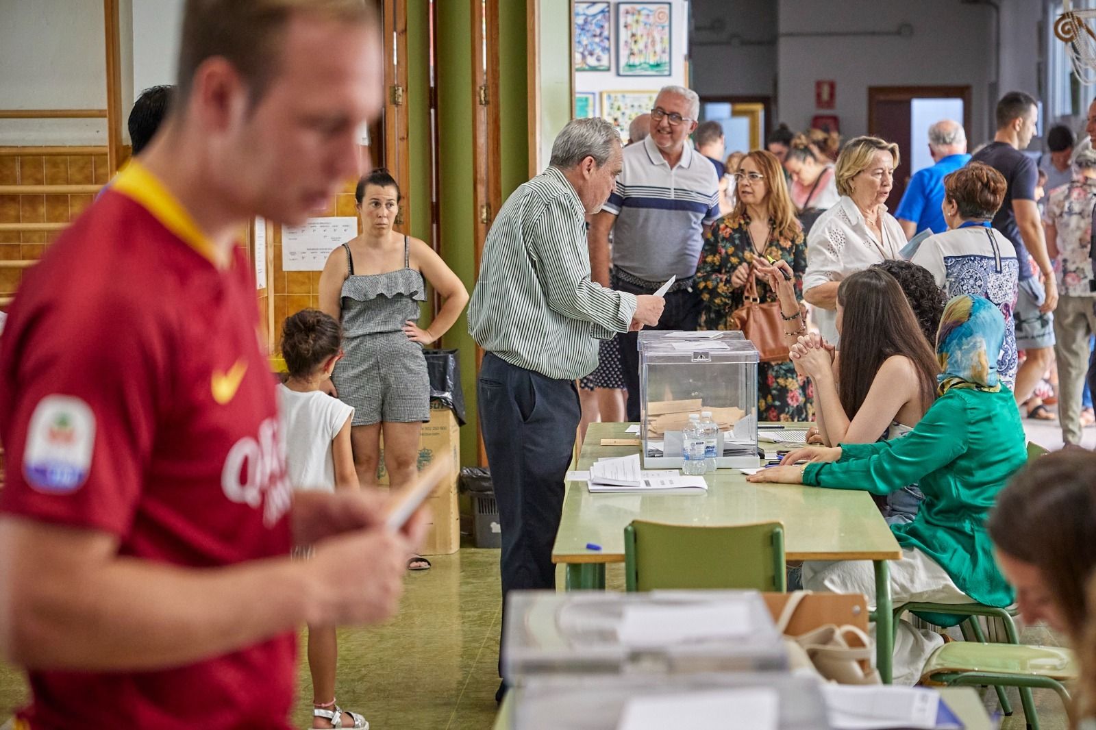 Fotos: Así están siendo las colas en los colegios electorales de Granada