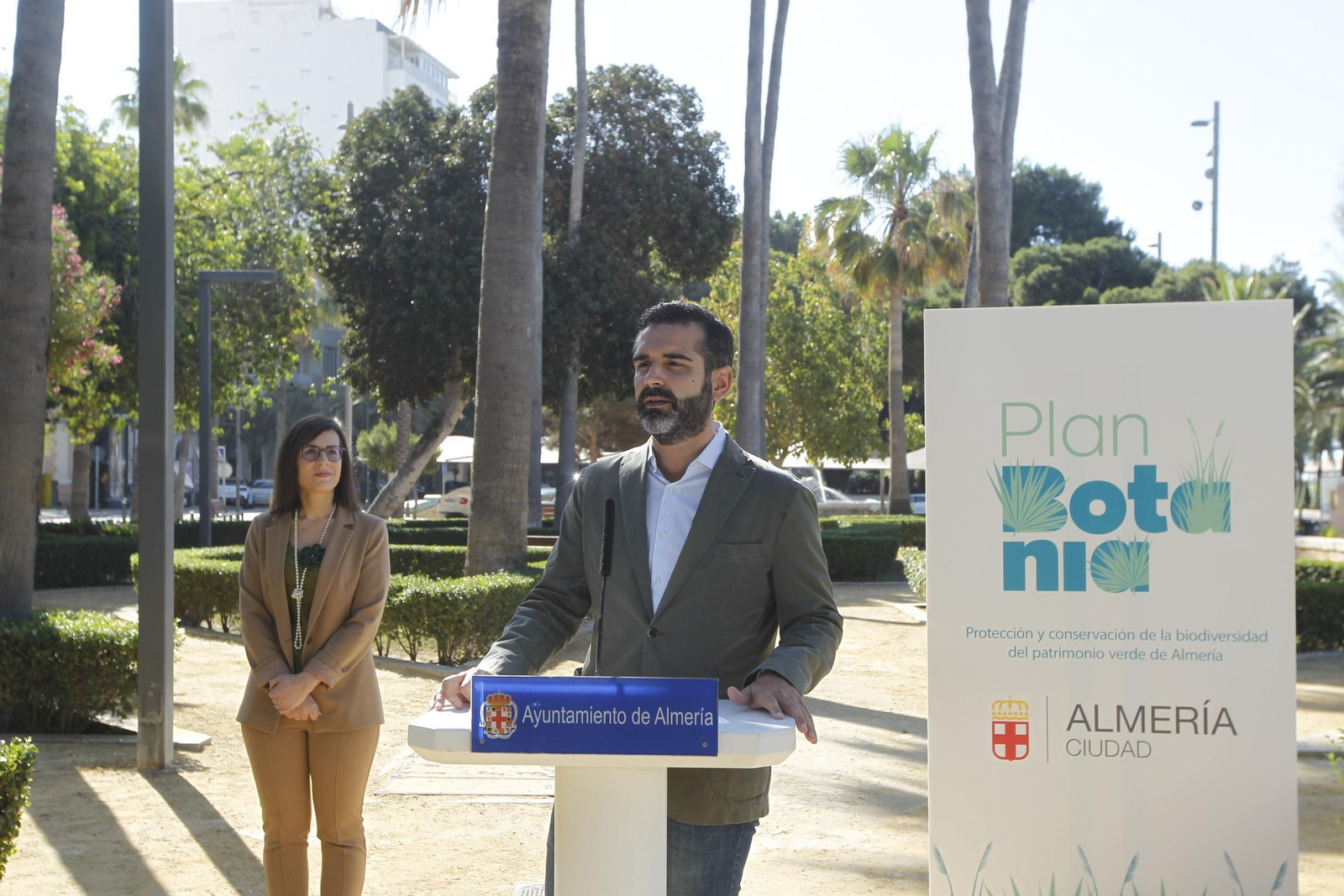 El alcalde y la concejal de Sostenibilidad, durante la presentación del Plan Botania en el parque Nicolás Salmerón