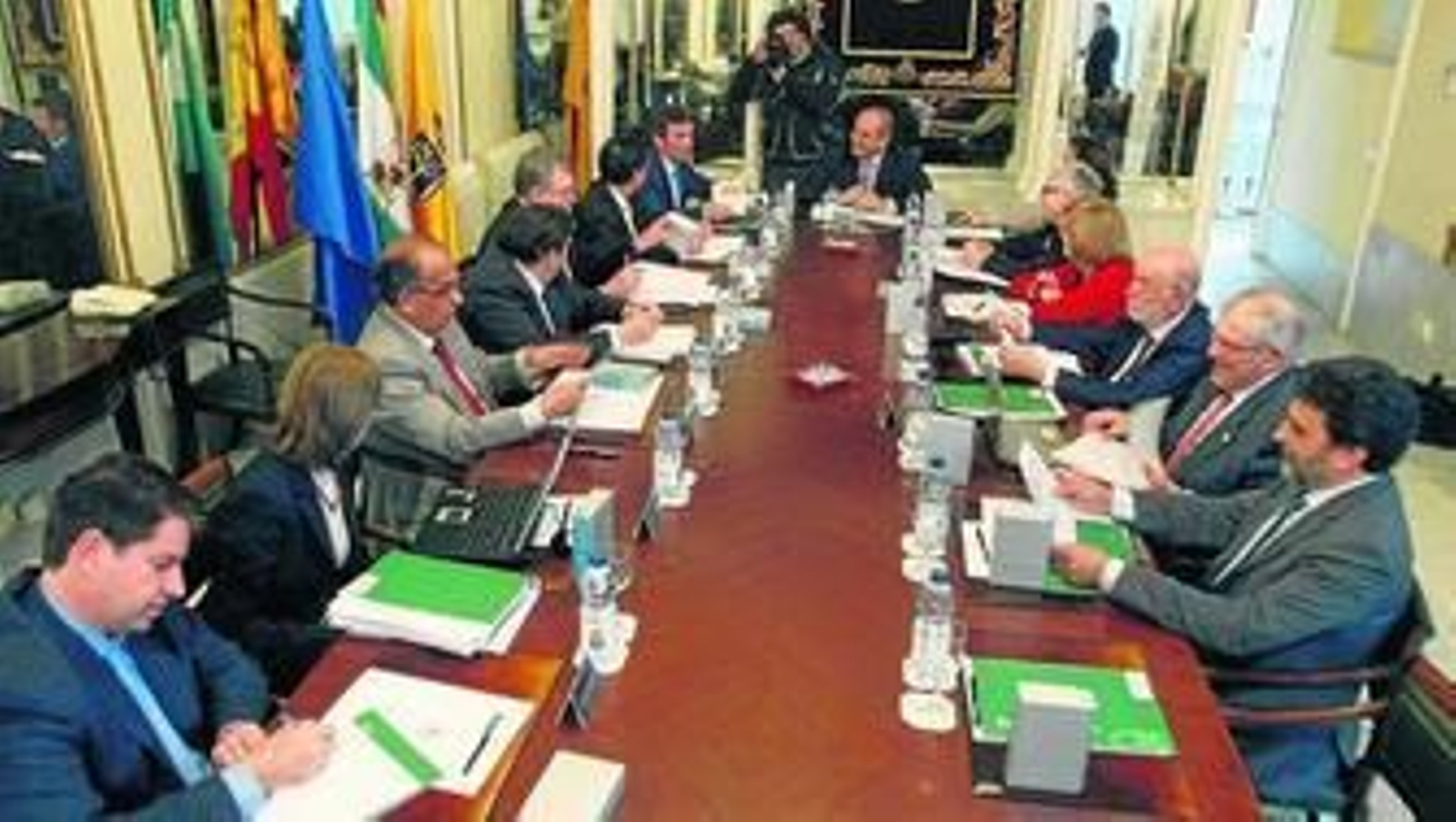 Los miembros del Consejo Andaluz de Universidades en la reunión que celebraron en la sala de reuniones del Rectorado.