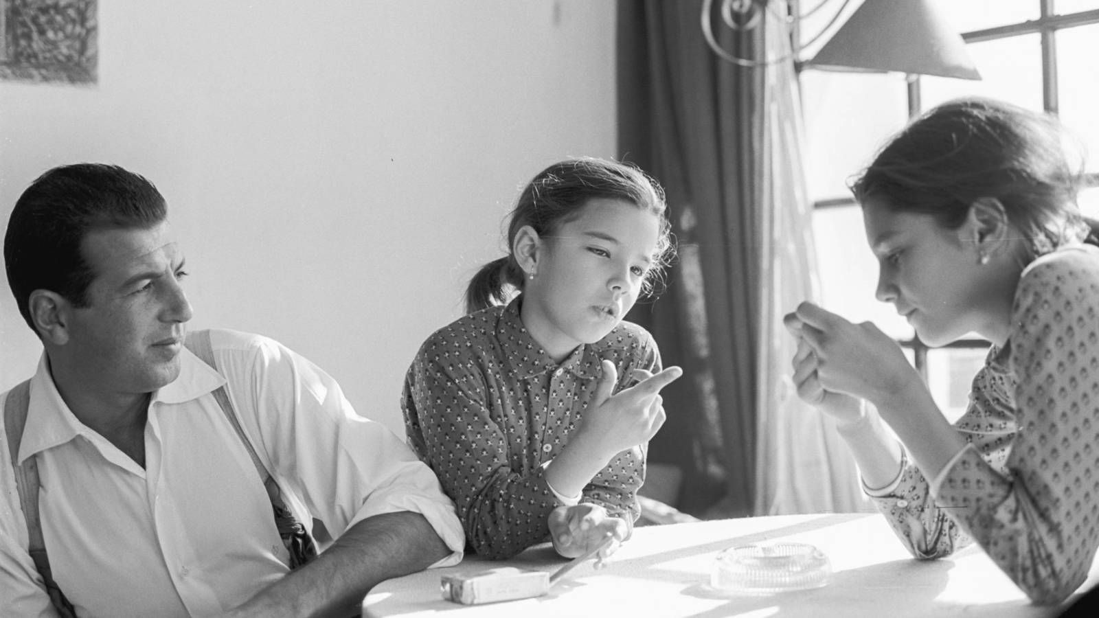 El torero, en su finca de Ronda, con sus dos hijas de niñas: Belén (izquierda) y Carmen.