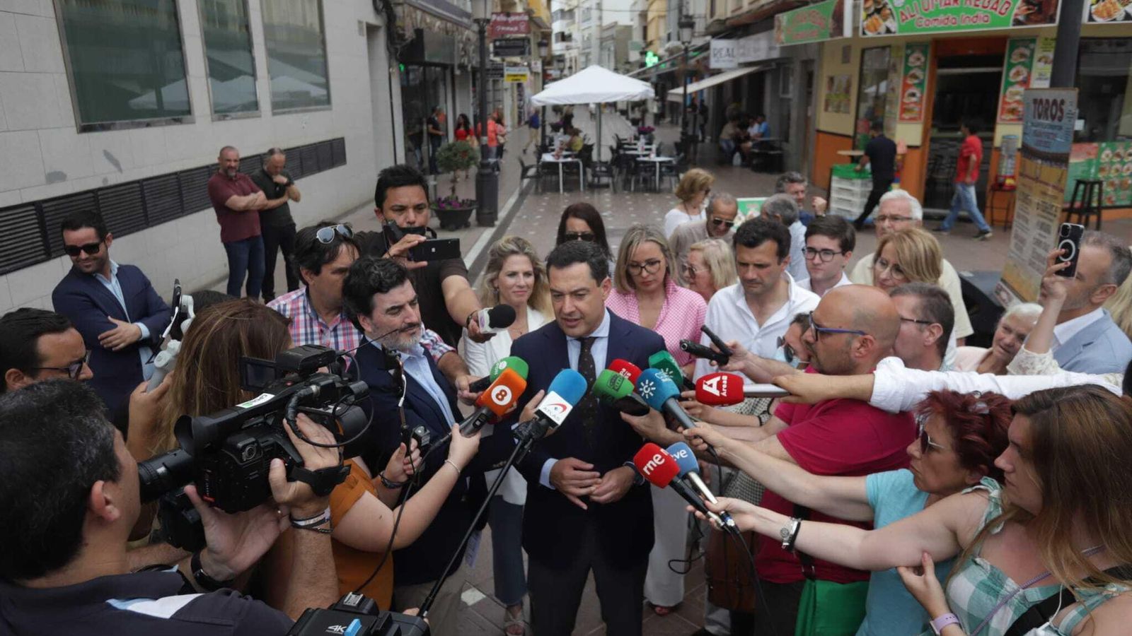 Juanma Moreno durante su visita a La Línea de la Concepción