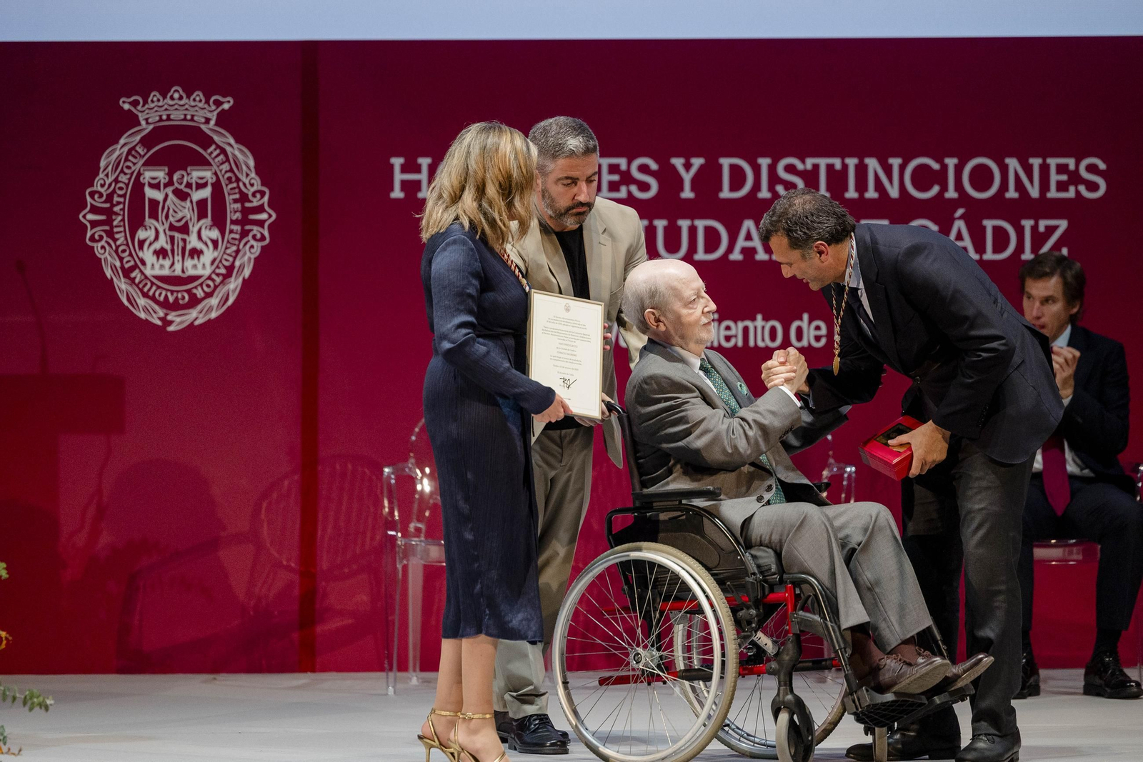Las imágenes del acto de entrega de los títulos de hijos predilectos y adoptivos y de las medallas de oro de la ciudad.