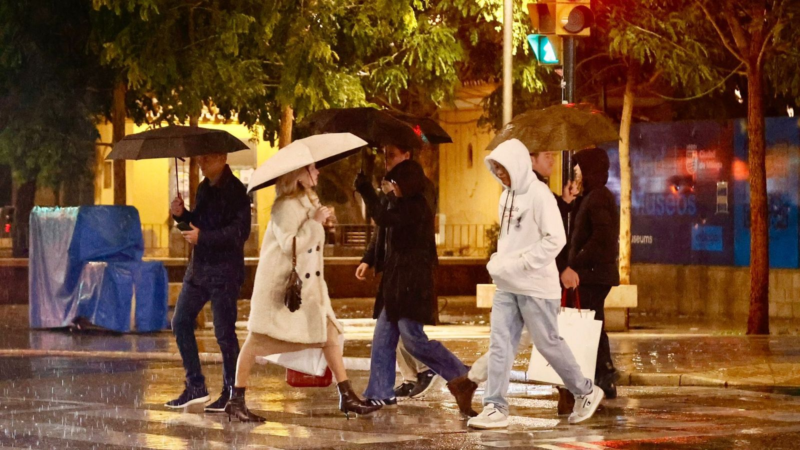Personas cruzando bajo la lluvia en Málaga capital.